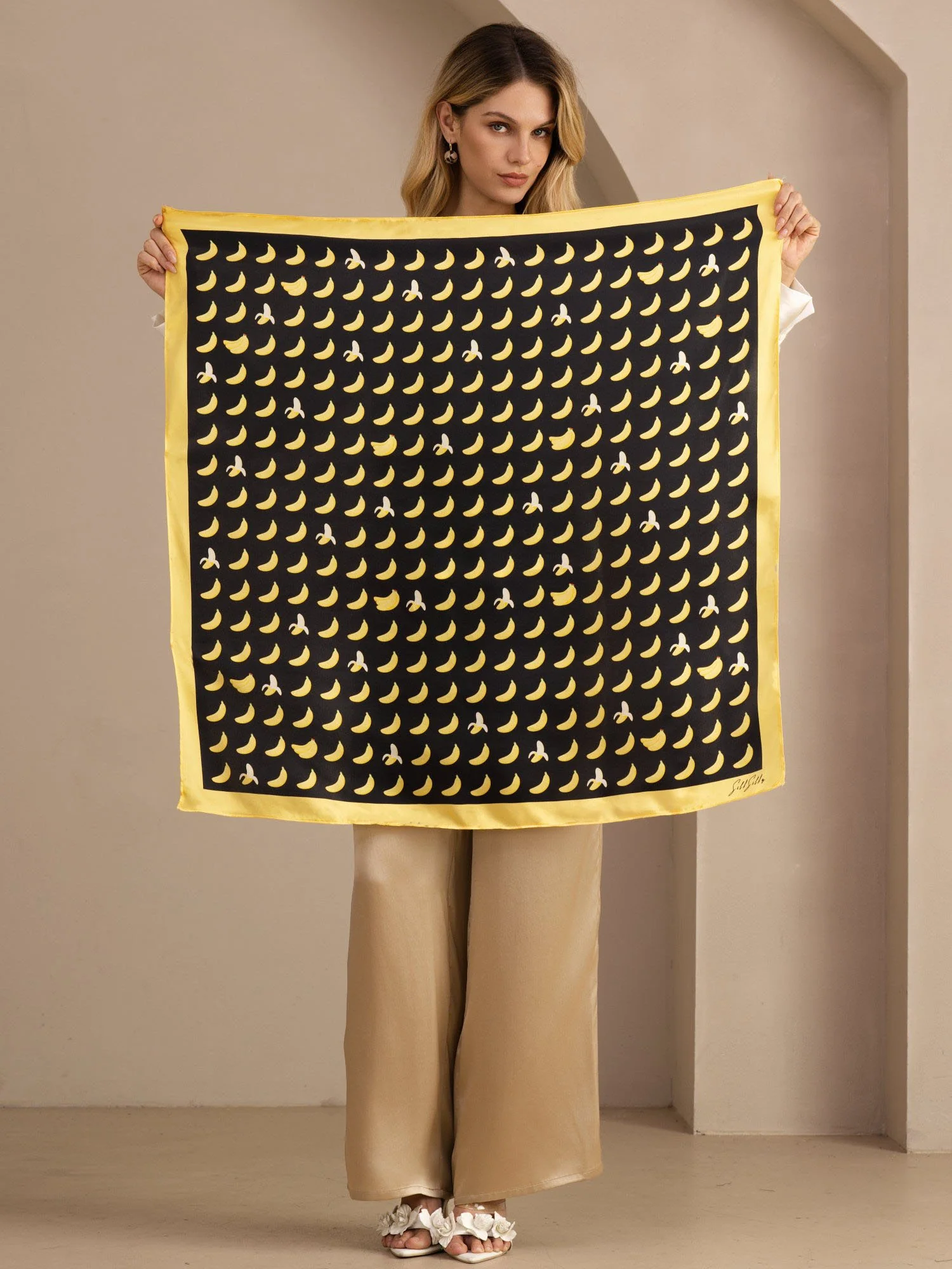 Sjaal Van 100 Procent Moerbeizijde Met Bananenpatroon Maat 90 x 90 cm - Image 4