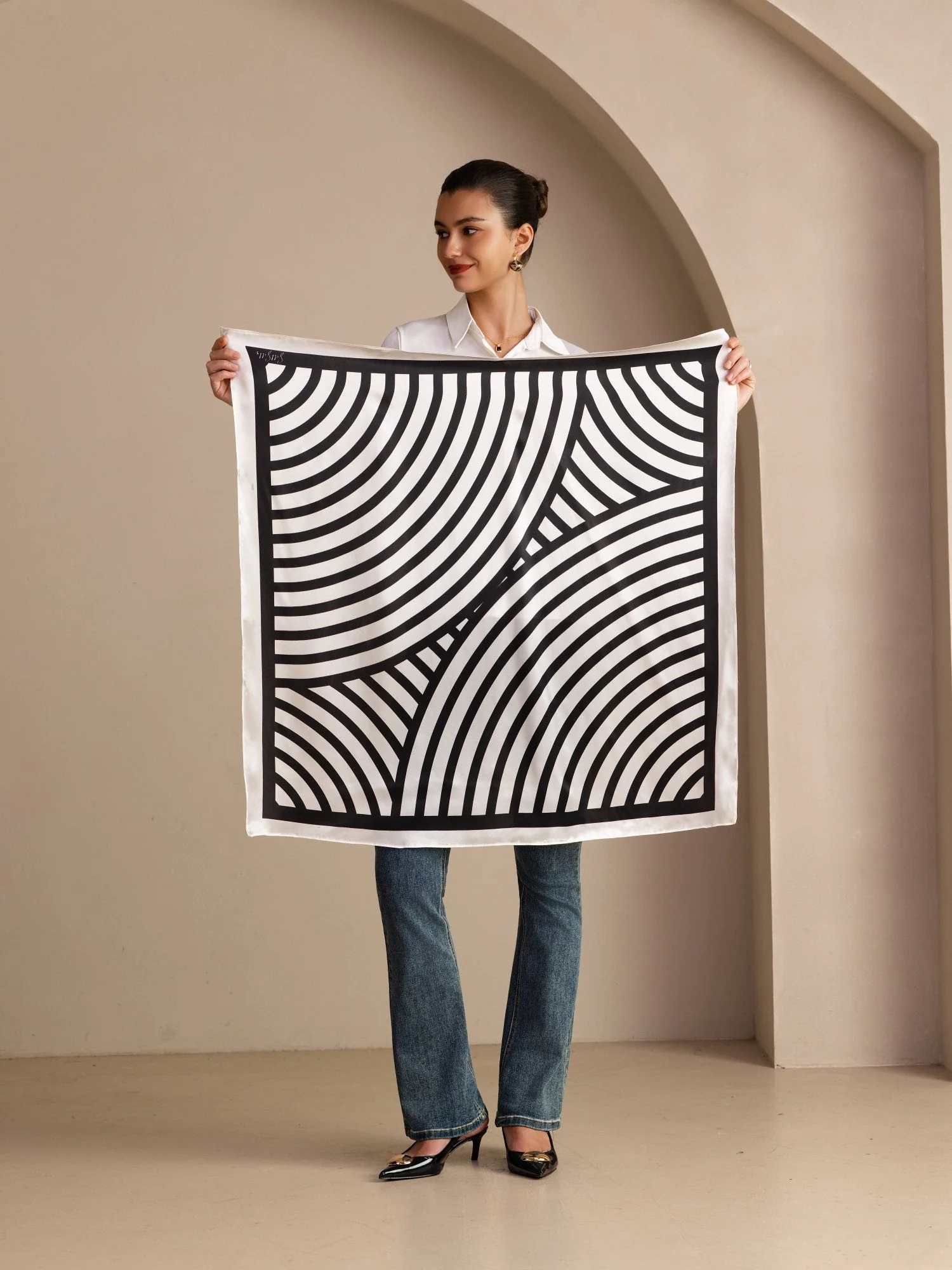 100% Moerbeizijde Halfronde Geometrie Bedrukte Sjaal Afmeting 90x90cm - Image 5