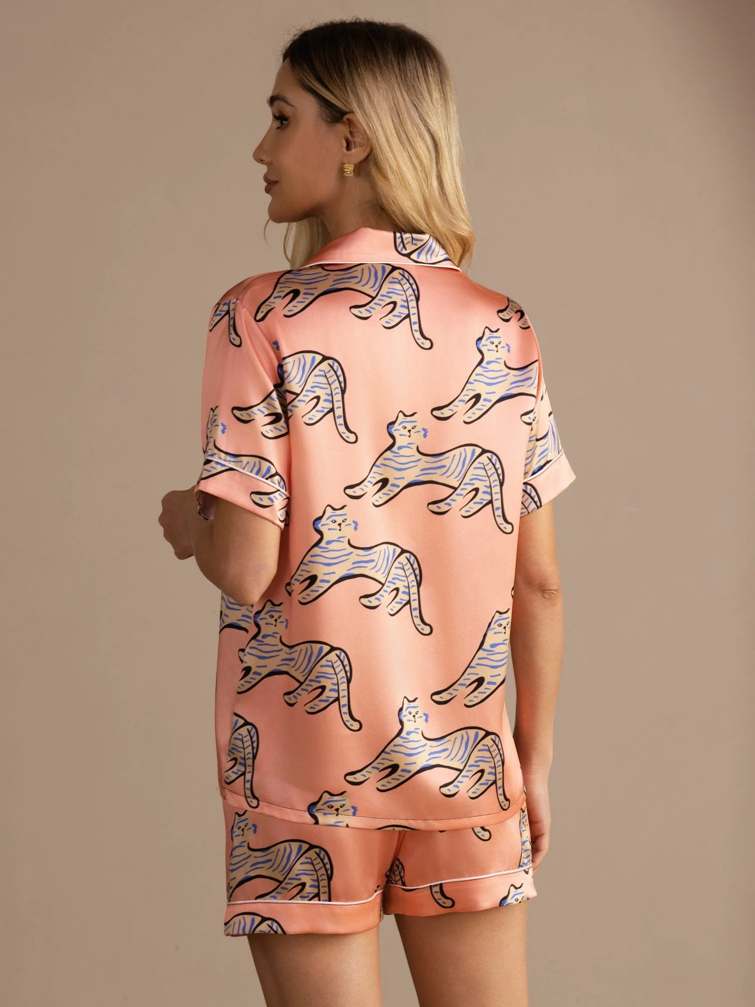 100% Moerbeizijde Dames Pyjamaset Met Korte Mouwen En Knoppen En Kattenprint - Image 2