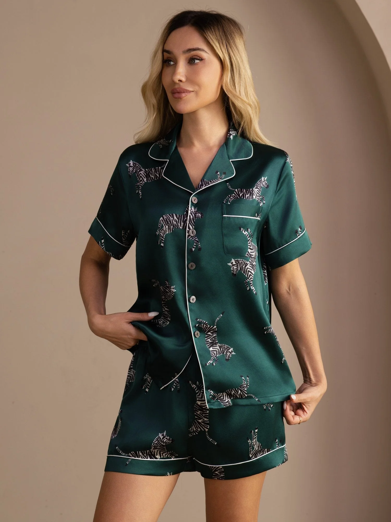 100% Moerbeizijde Dames Pyjamaset Met Korte Mouwen En Knoppen En Zebraprint - Image 3