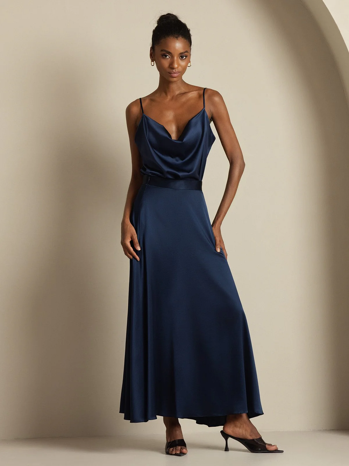 19Momme Zijde Cowl Neck Spaghetti Strap Camisole Top & A-Lijn Maxi Rok - Image 3