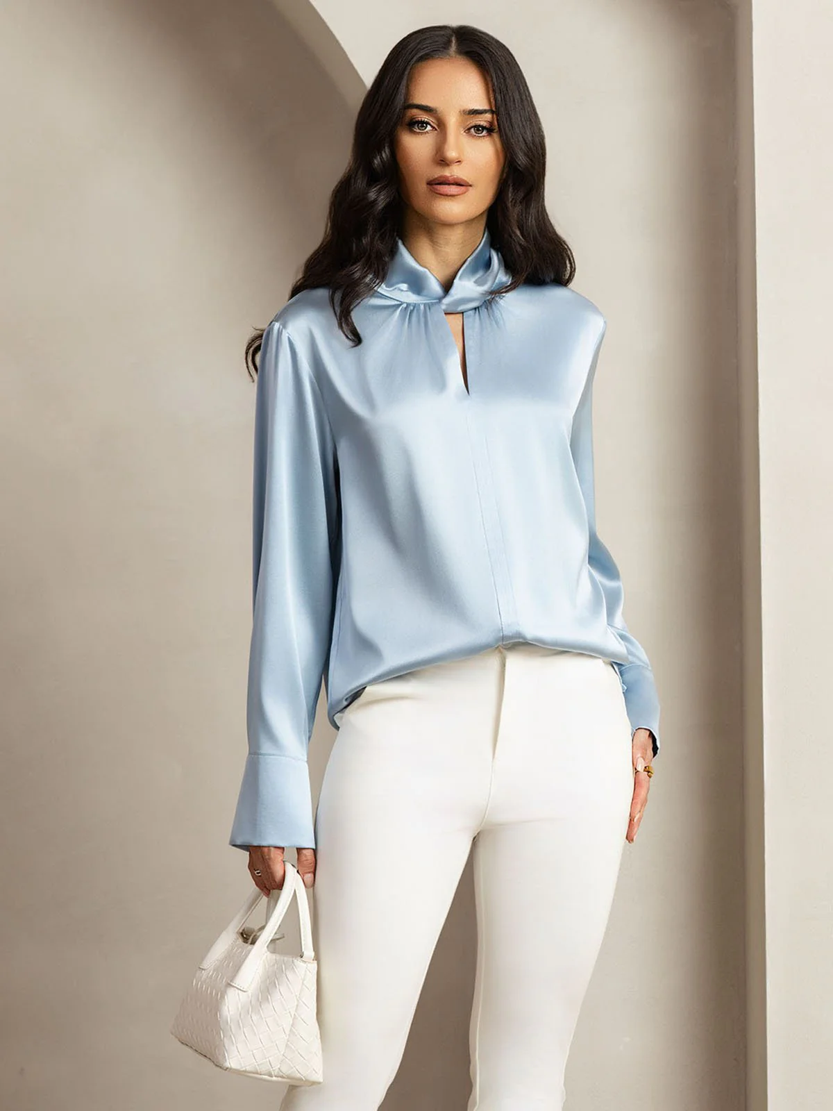 19 Momme Zijde Blouse Met Keyhole Hals En Parelachtige Knopen