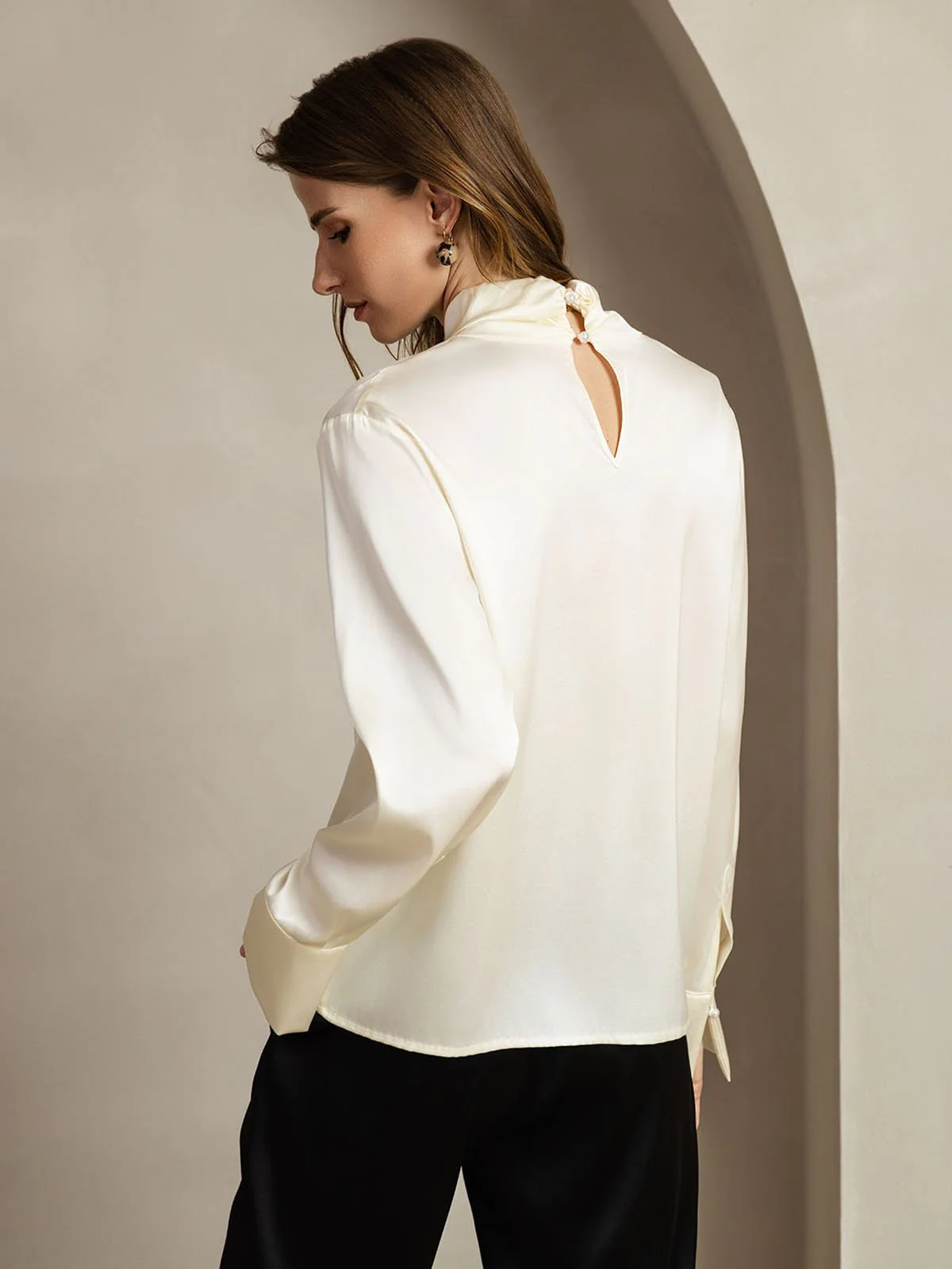 19 Momme Zijde Blouse Met Keyhole Hals En Parelachtige Knopen - Image 15