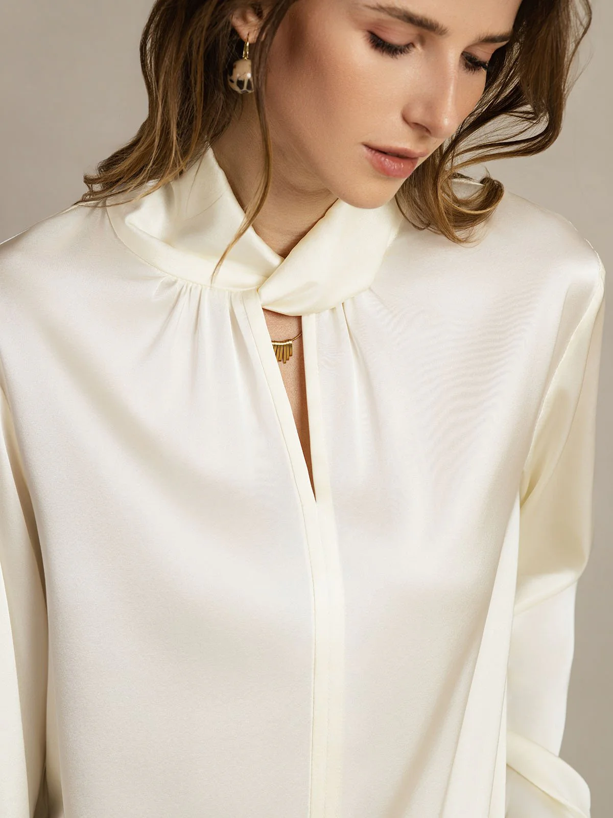 19 Momme Zijde Blouse Met Keyhole Hals En Parelachtige Knopen - Image 18