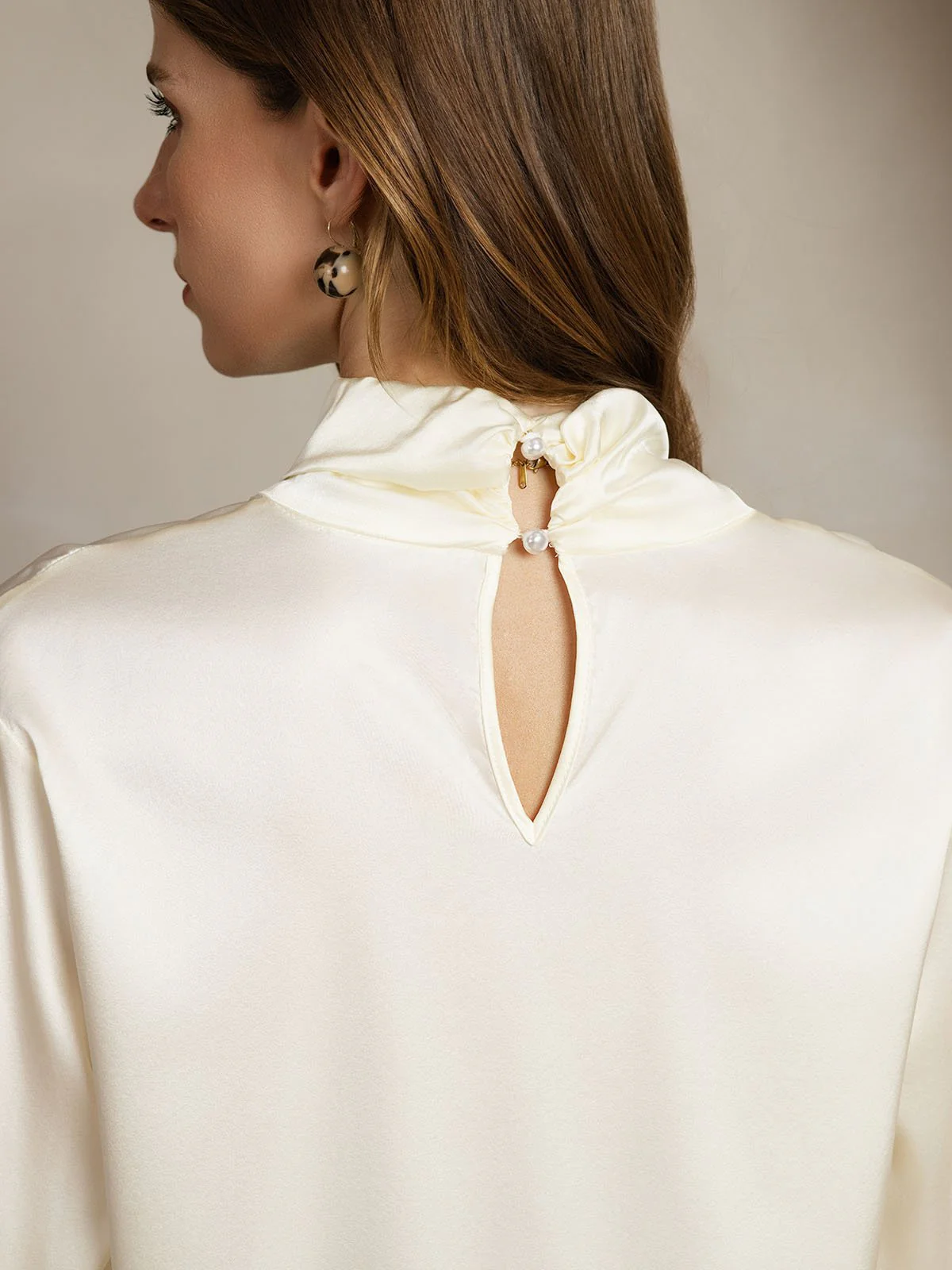 19 Momme Zijde Blouse Met Keyhole Hals En Parelachtige Knopen - Image 19