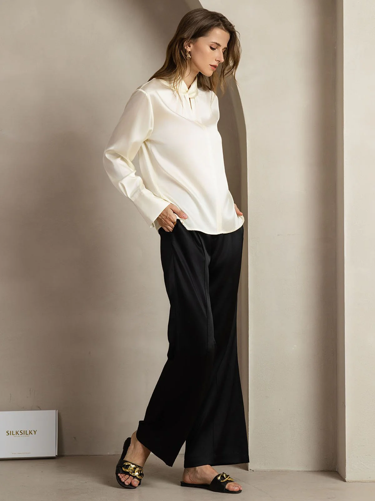 19 Momme Zijde Blouse Met Keyhole Hals En Parelachtige Knopen - Image 24