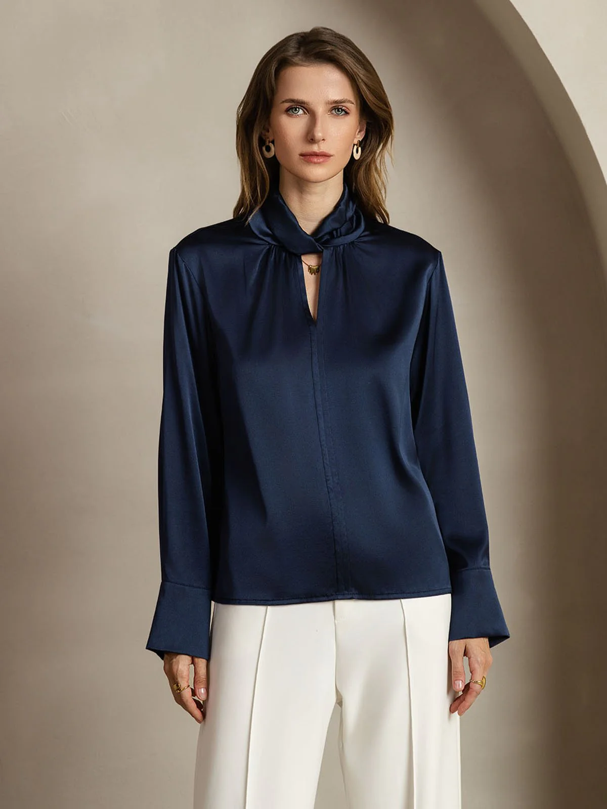 19 Momme Zijde Blouse Met Keyhole Hals En Parelachtige Knopen - Image 25