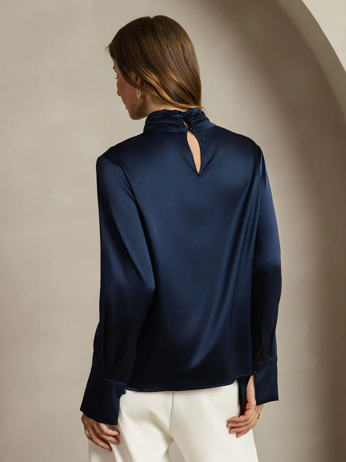 19 Momme Zijde Blouse Met Keyhole Hals En Parelachtige Knopen - Image 26