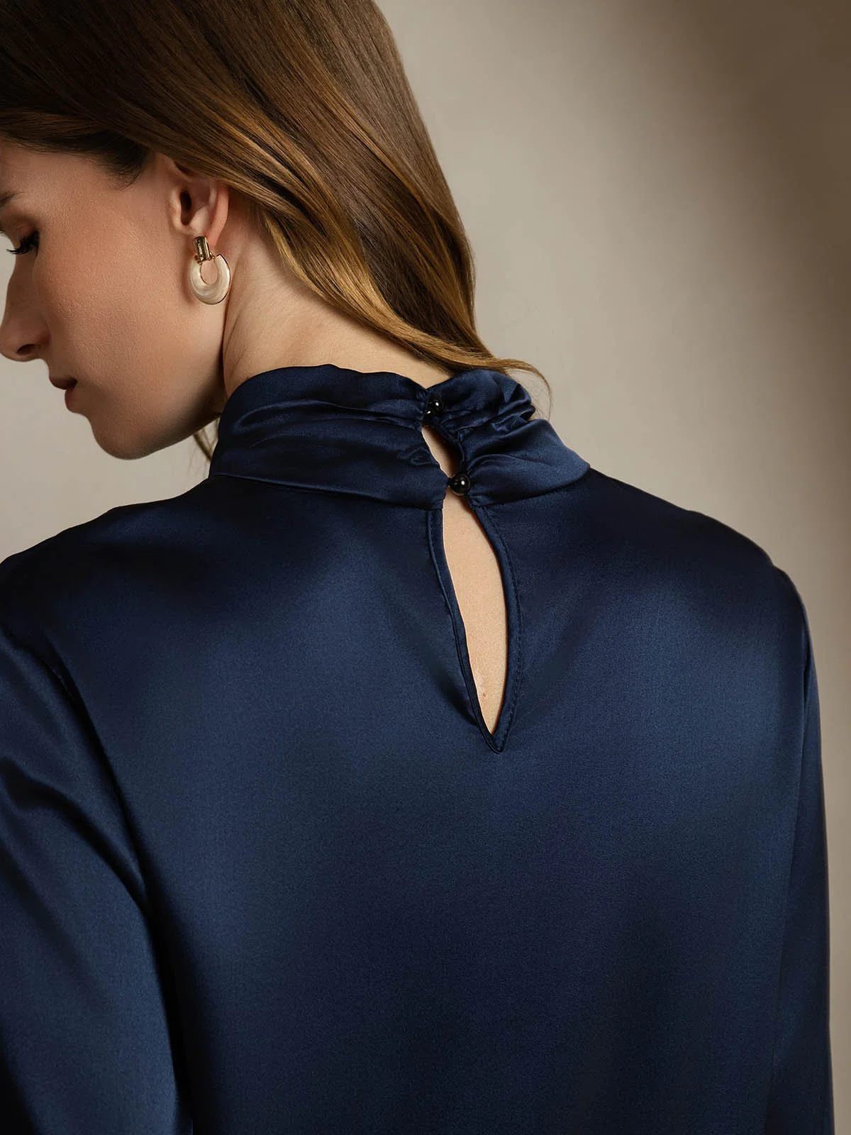 19 Momme Zijde Blouse Met Keyhole Hals En Parelachtige Knopen - Image 28