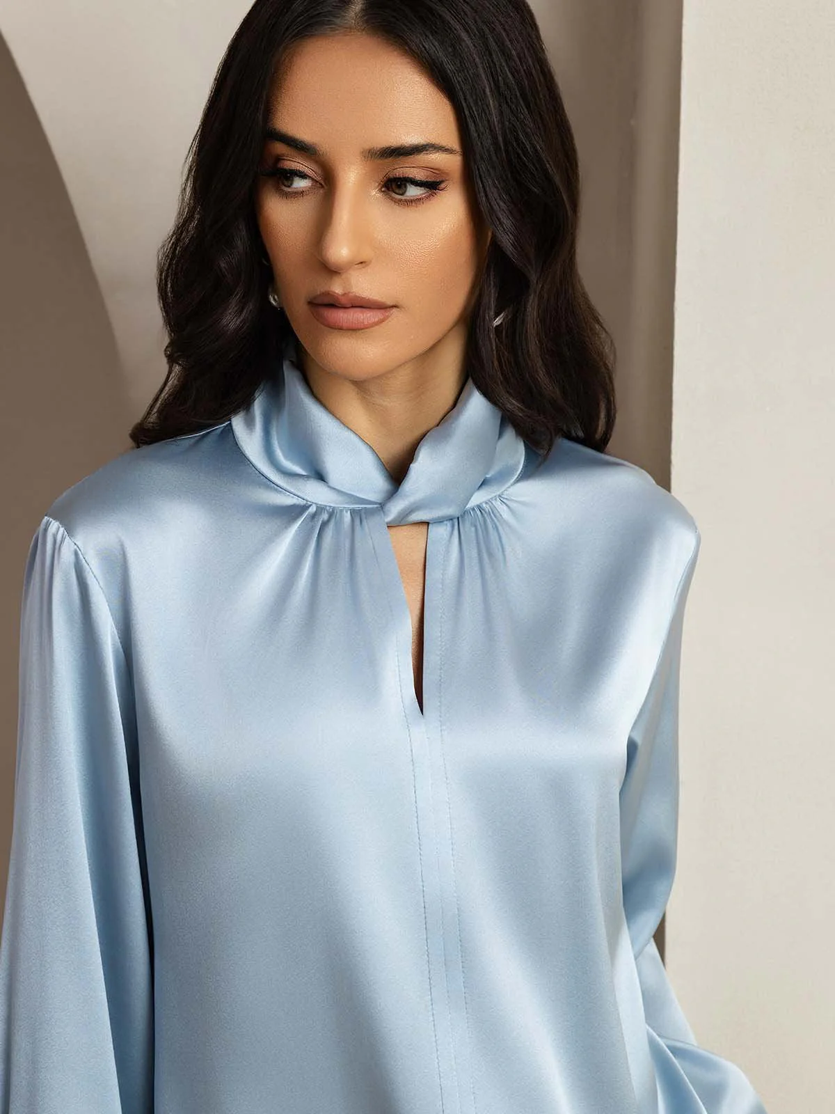 19 Momme Zijde Blouse Met Keyhole Hals En Parelachtige Knopen - Image 3