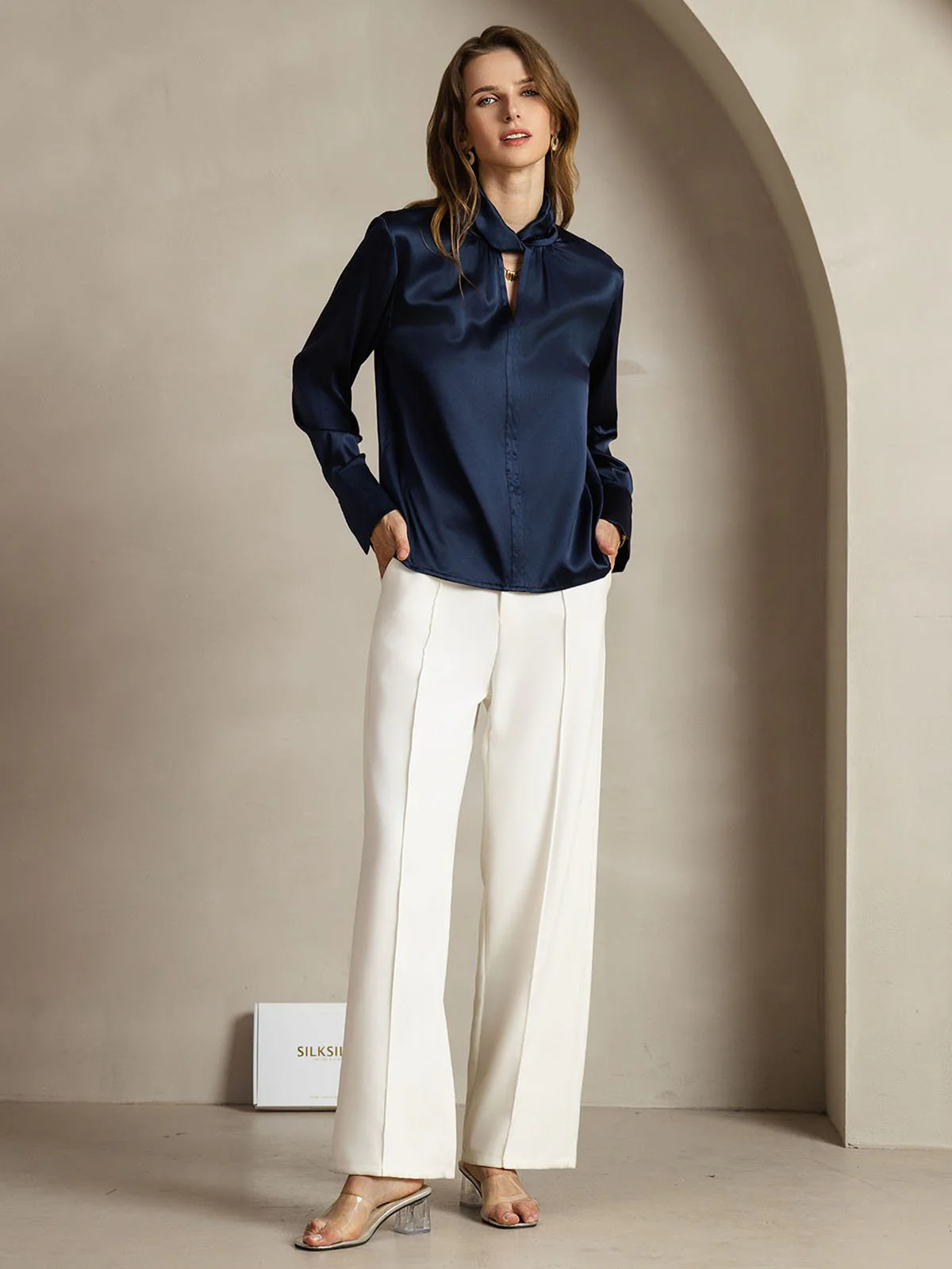 19 Momme Zijde Blouse Met Keyhole Hals En Parelachtige Knopen - Image 32