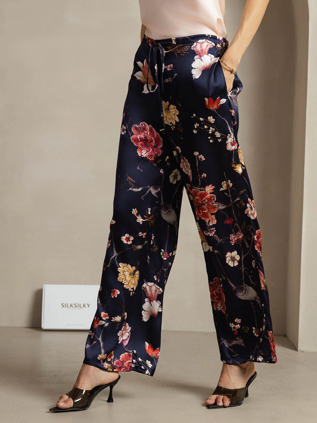 19Momme Zijde Marineblauw Bloemen Print Wijde Damesbroek Met Zijzakken Design - Image 3