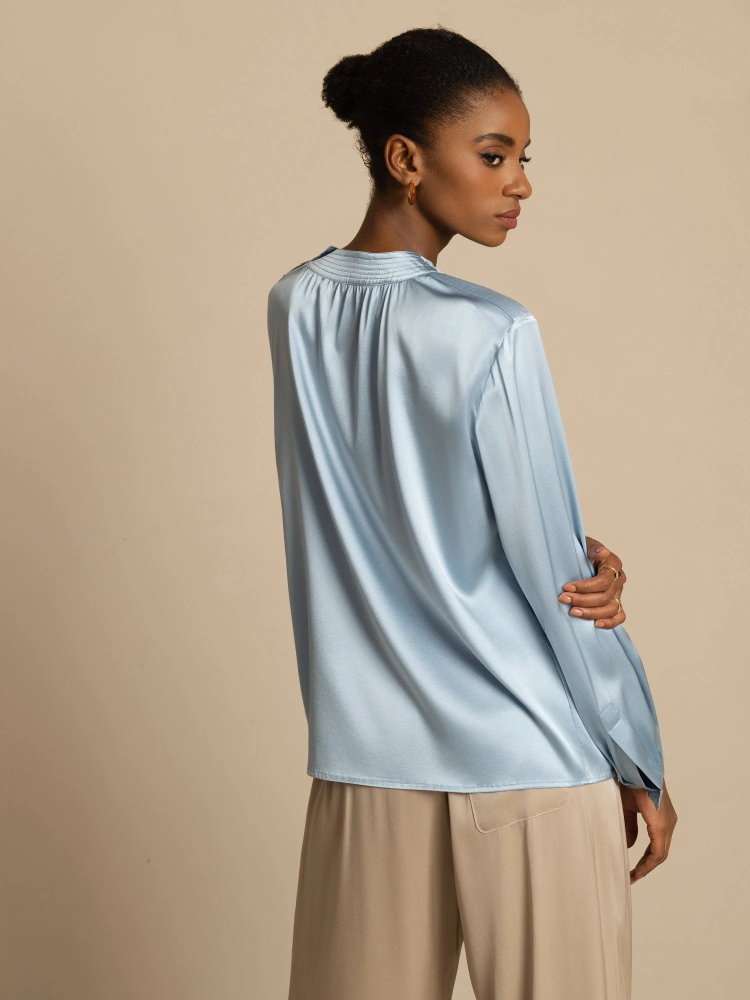19Momme Zijde Dames Blouse met Gathered Neck en Lange Mouwen - Image 2