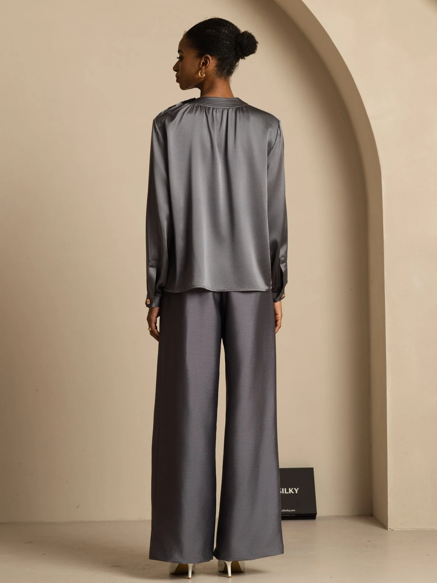 19Momme Zijde Dames Blouse met Gathered Neck en Lange Mouwen - Image 9