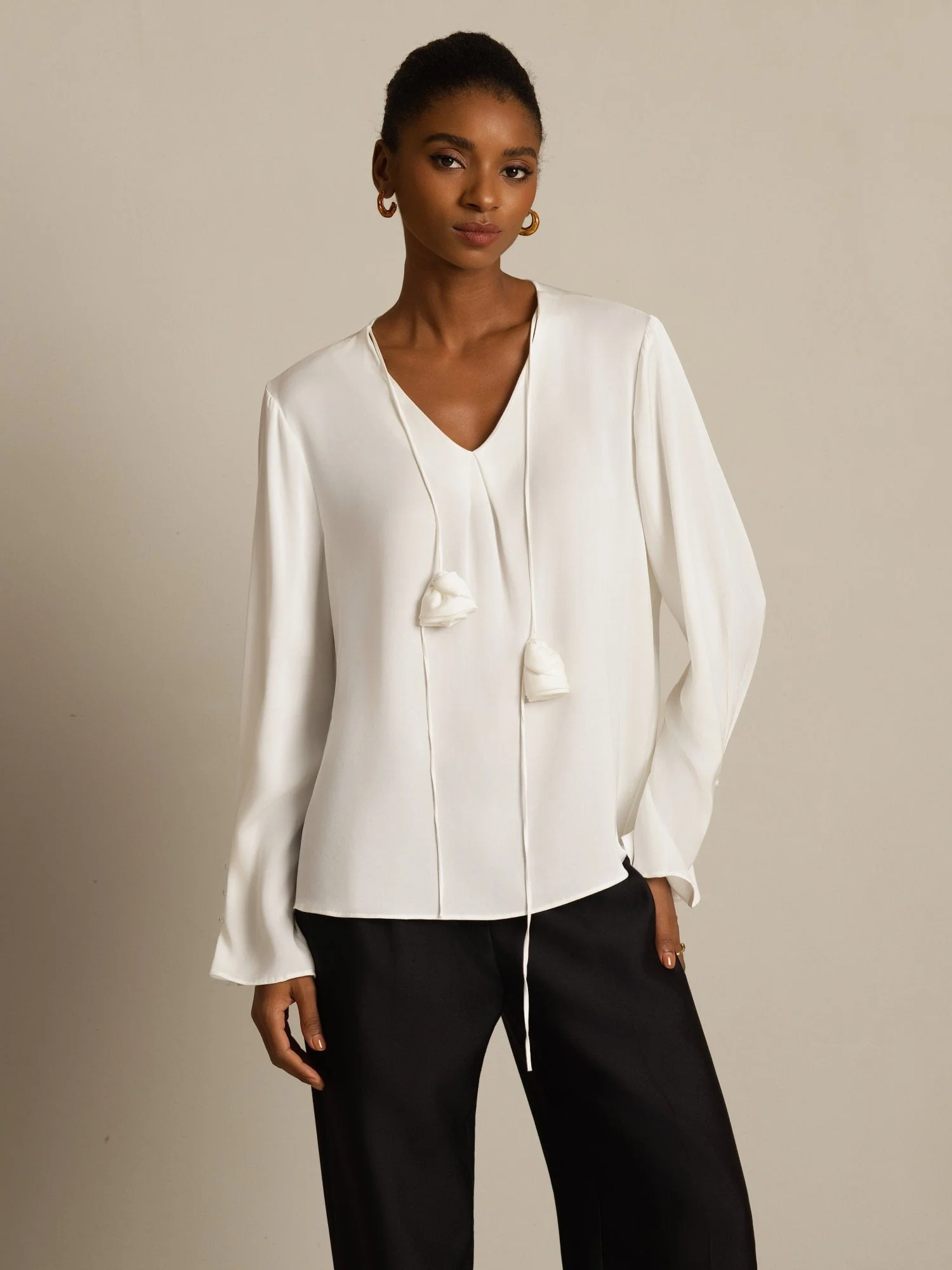 19Momme Zijden Dames V-Hals Blouse Met Lange Mouwen Met 3D Roos Detail