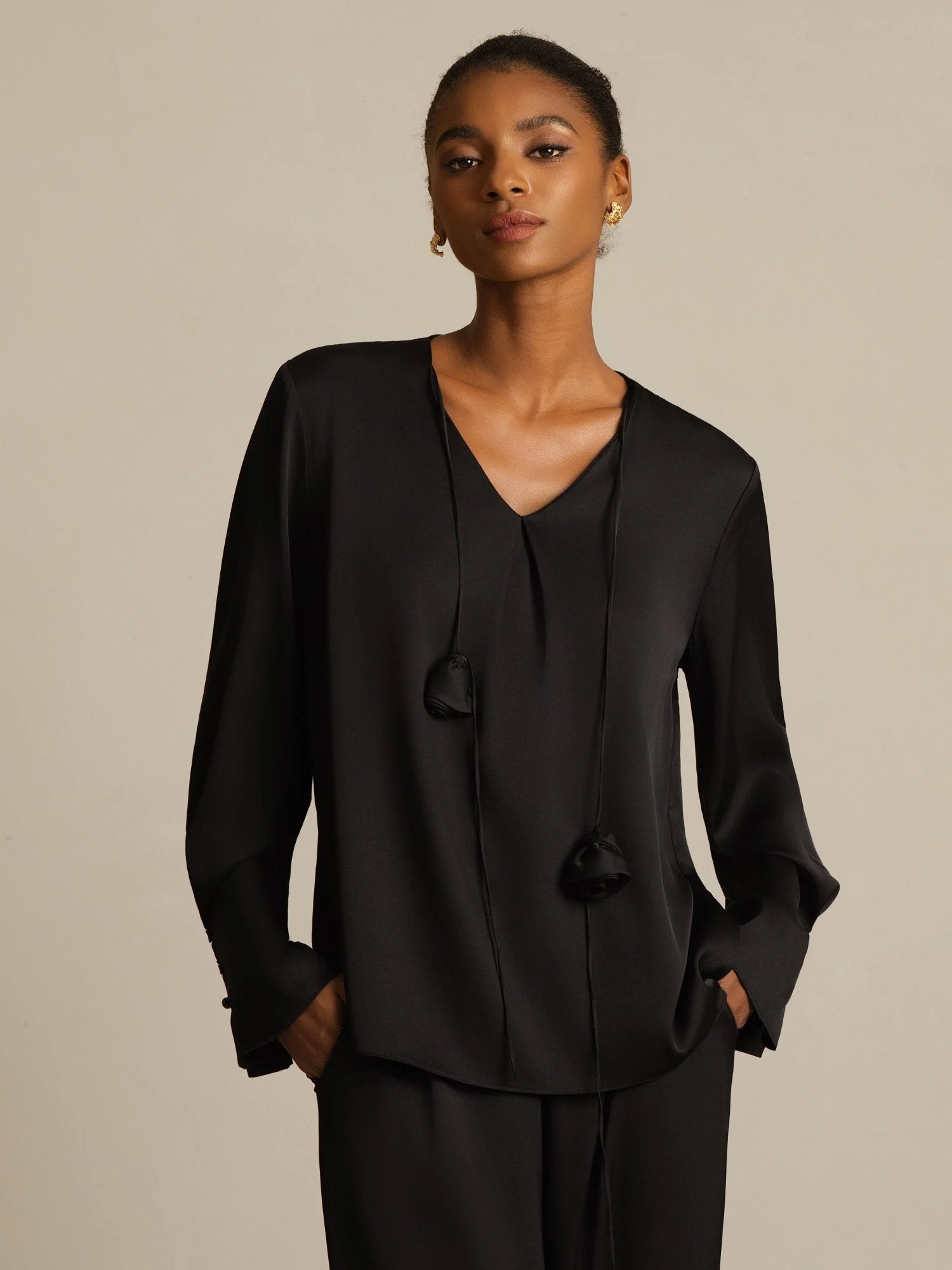 19Momme Zijden Dames V-Hals Blouse Met Lange Mouwen Met 3D Roos Detail - Image 10