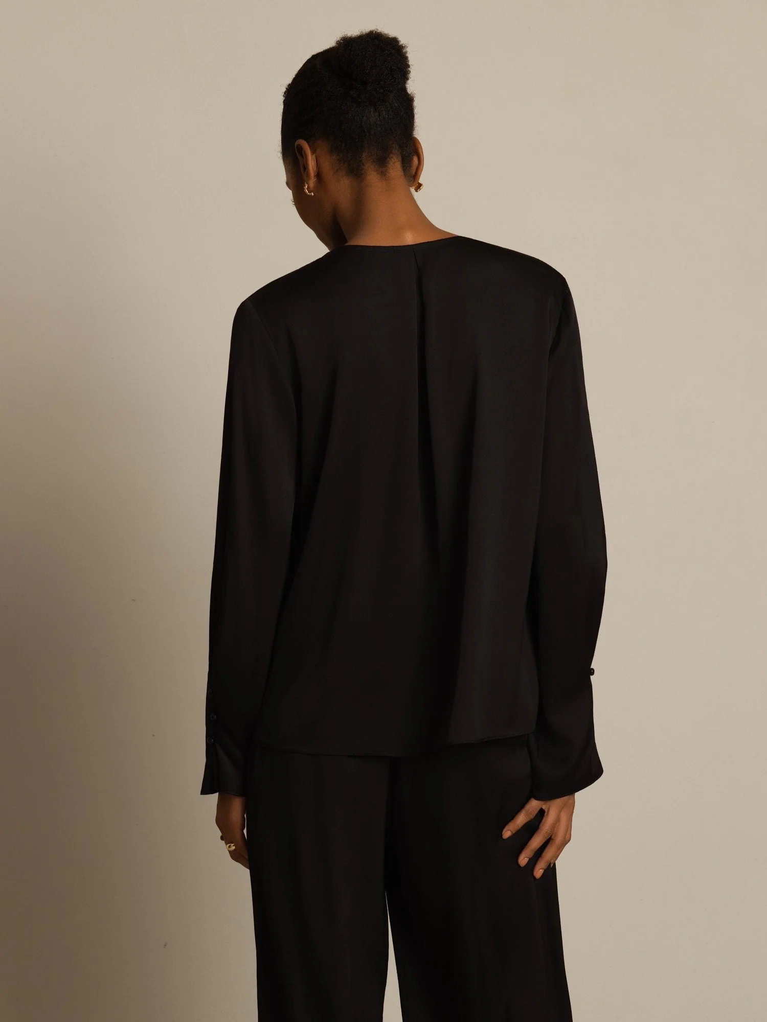 19Momme Zijden Dames V-Hals Blouse Met Lange Mouwen Met 3D Roos Detail - Image 11
