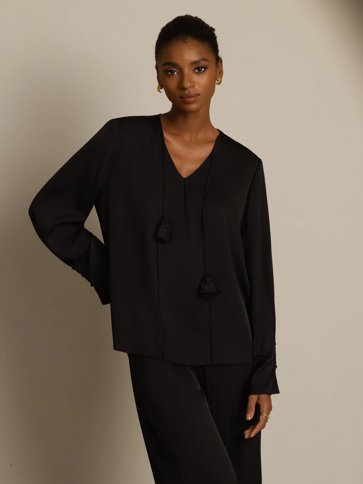 19Momme Zijden Dames V-Hals Blouse Met Lange Mouwen Met 3D Roos Detail - Image 12