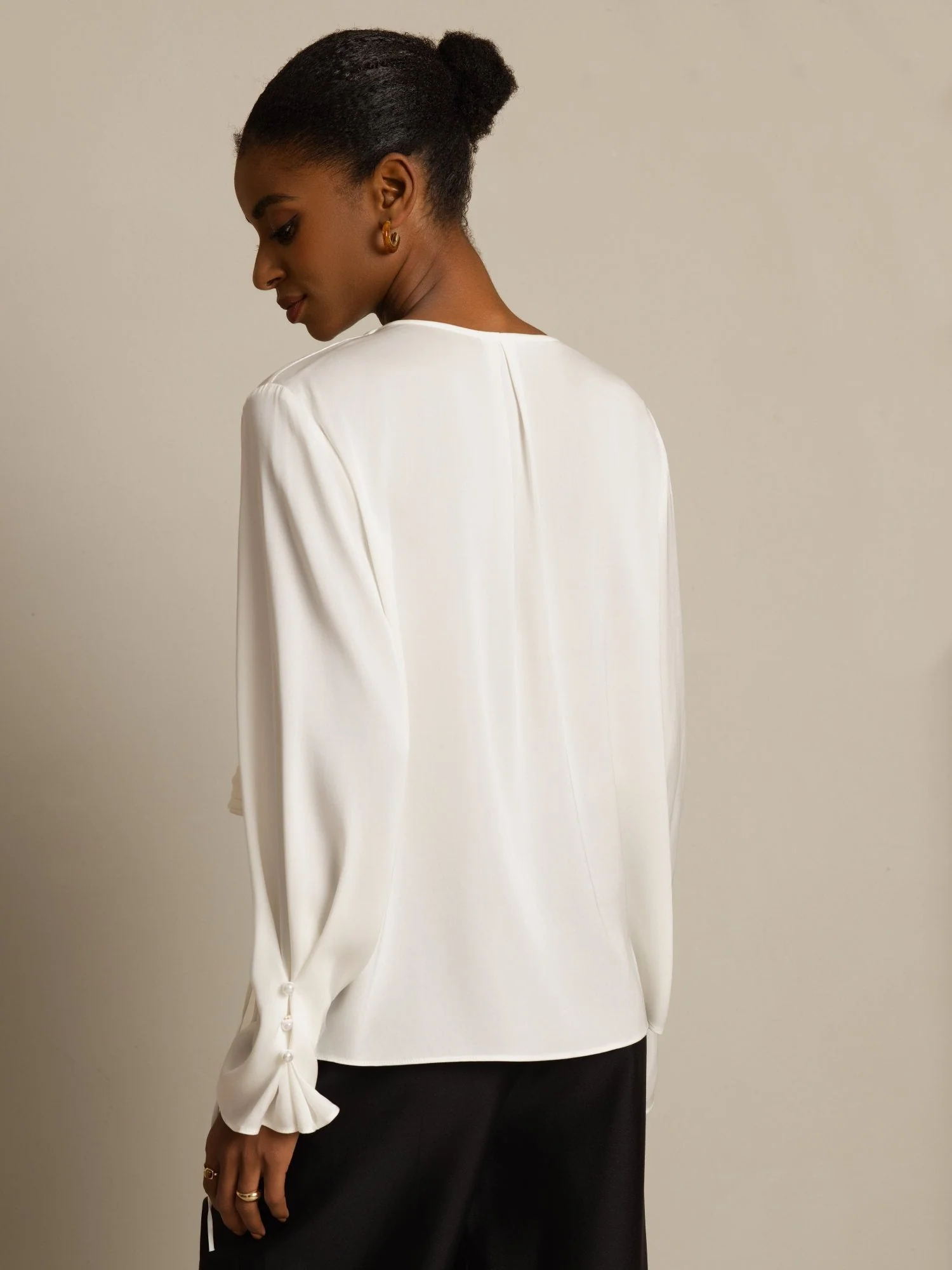 19Momme Zijden Dames V-Hals Blouse Met Lange Mouwen Met 3D Roos Detail - Image 2