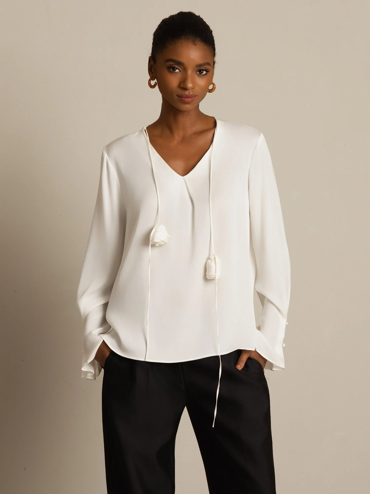 19Momme Zijden Dames V-Hals Blouse Met Lange Mouwen Met 3D Roos Detail - Image 4