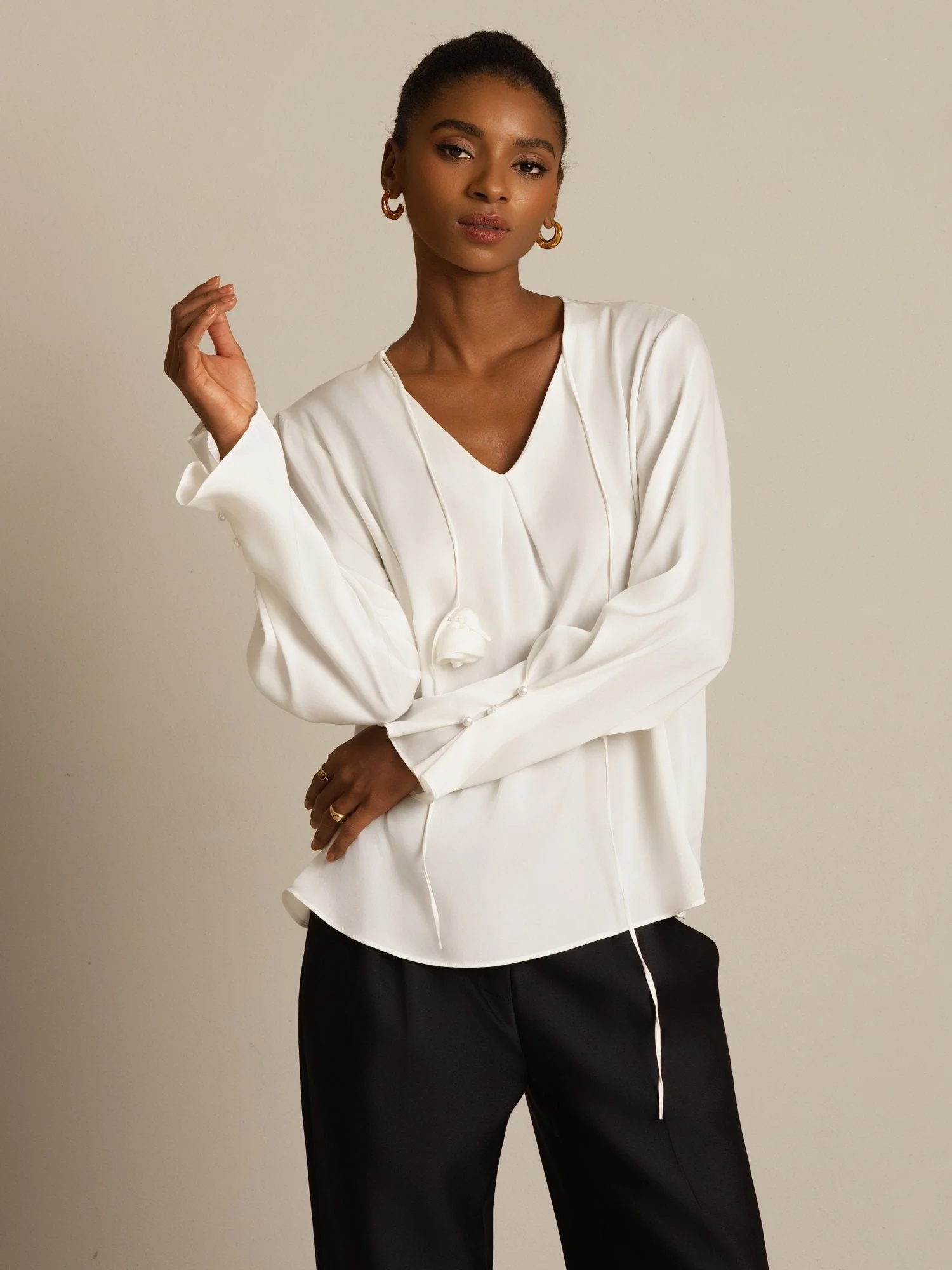 19Momme Zijden Dames V-Hals Blouse Met Lange Mouwen Met 3D Roos Detail - Image 5