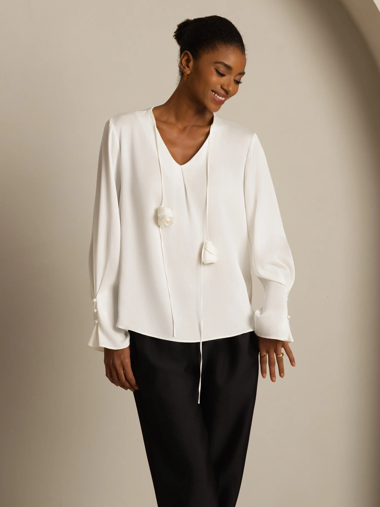 19Momme Zijden Dames V-Hals Blouse Met Lange Mouwen Met 3D Roos Detail - Image 6