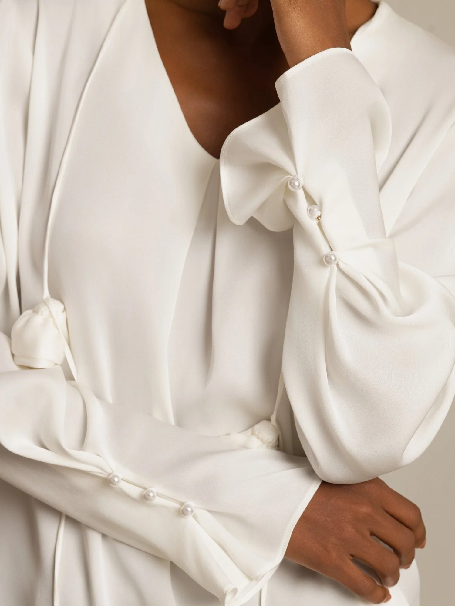 19Momme Zijden Dames V-Hals Blouse Met Lange Mouwen Met 3D Roos Detail - Image 7