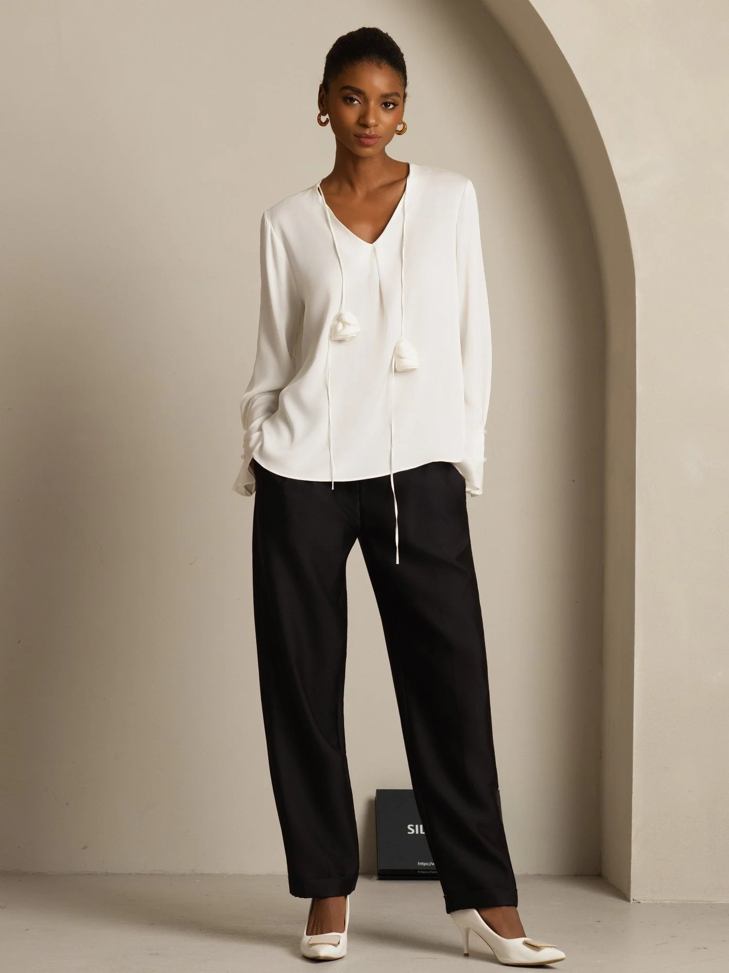 19Momme Zijden Dames V-Hals Blouse Met Lange Mouwen Met 3D Roos Detail - Image 9