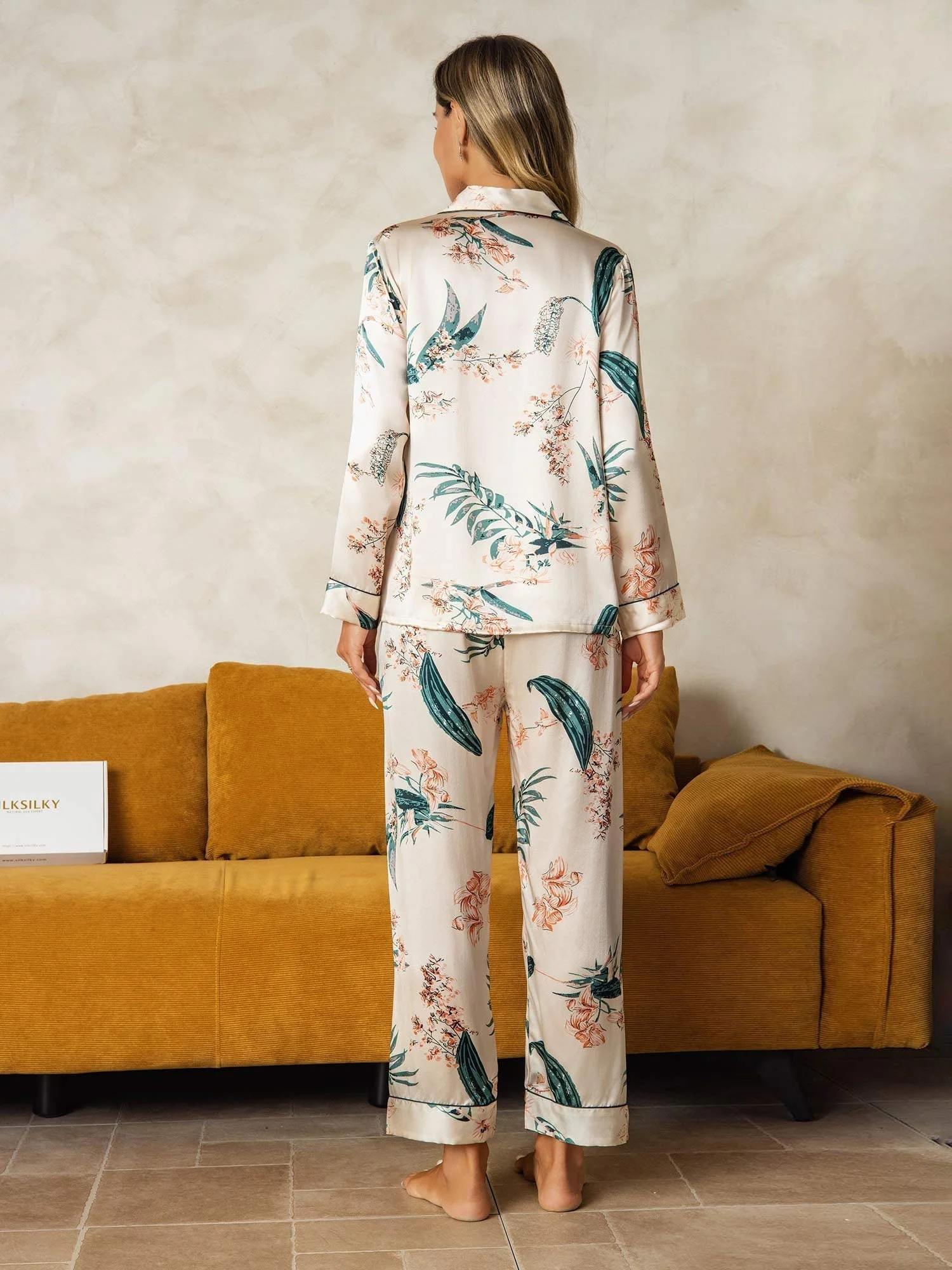 Dames Pyjamasset Van Zuivere Zijde Met Lange Mouwen En Botanische Print Met Broek - Image 2