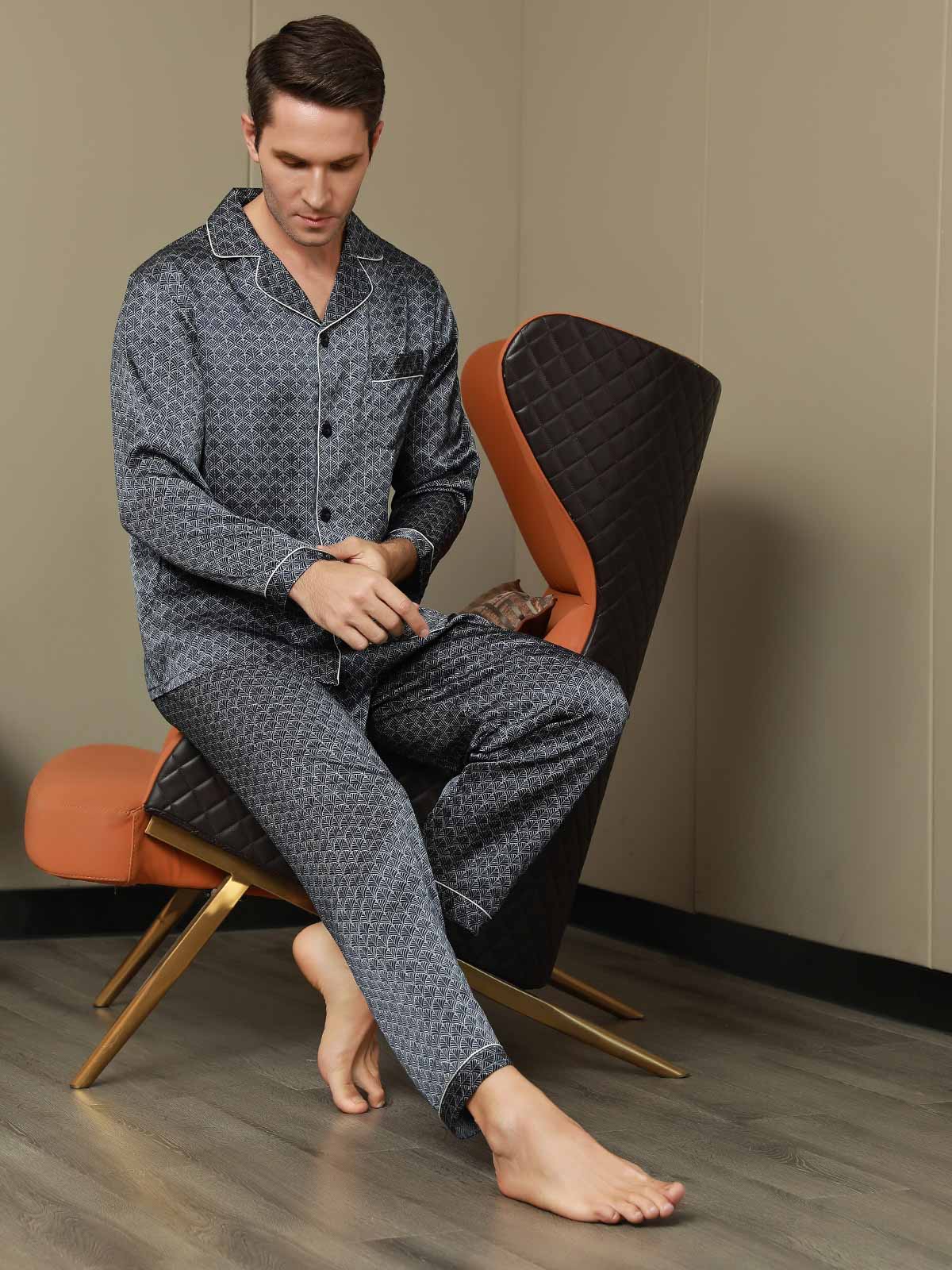 Heren Pyjamaset Van Pure Zijde Met Marineblauwe Ginkgo Print En Lange Mouwen Inclusief Broek - Image 7