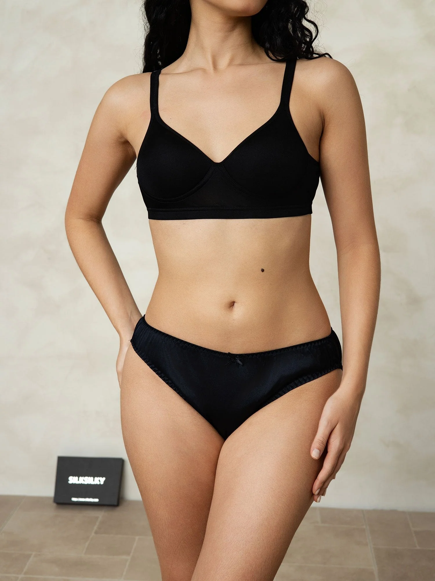 100% Moerbeizijde Klassieke Bikini Slip met Strik - Image 4