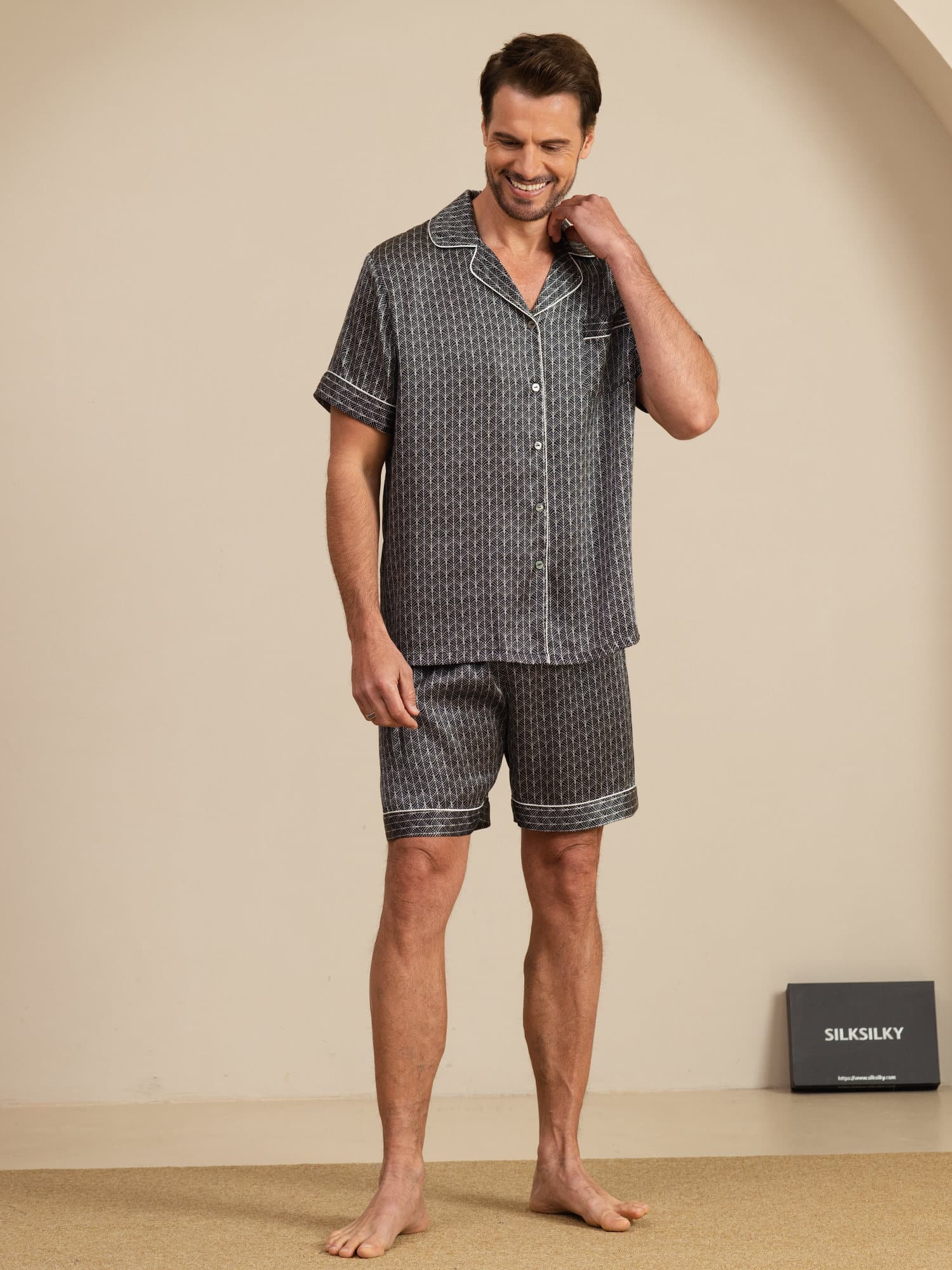 Heren Pyjama Set Van Zuivere Zijde Marineblauw Met Ginkgo Print Korte Mouwen En Reverskraag - Image 12