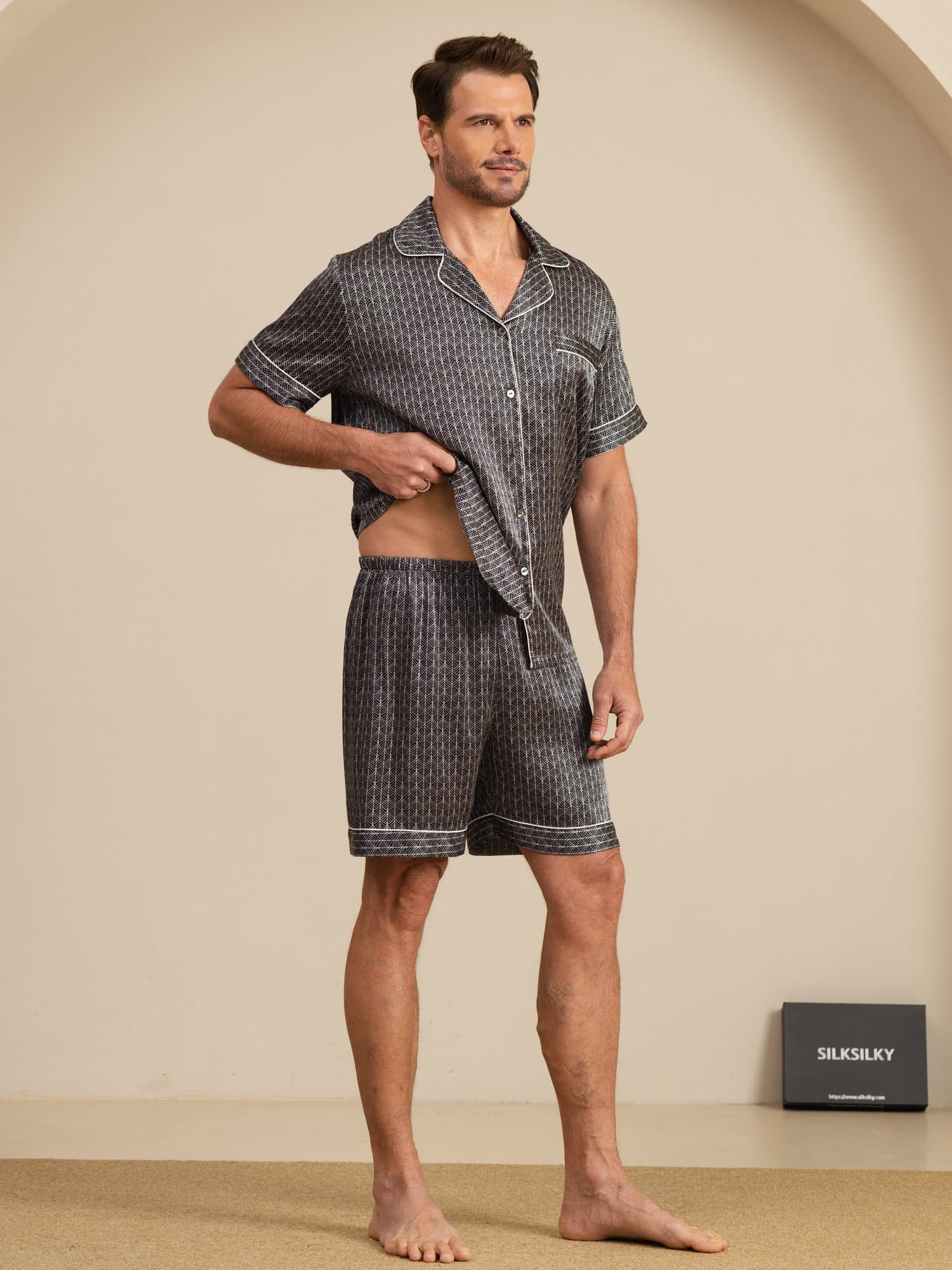 Heren Pyjama Set Van Zuivere Zijde Marineblauw Met Ginkgo Print Korte Mouwen En Reverskraag - Image 15