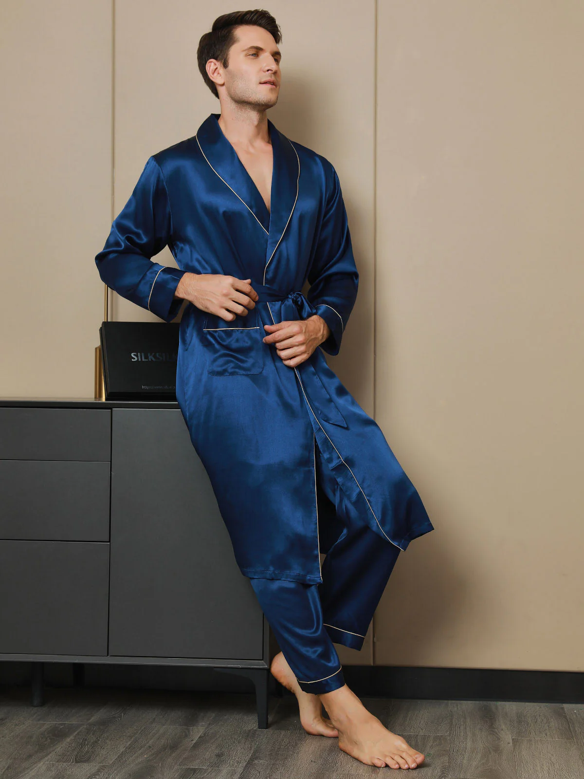 Moerbei Zijde Lapel Collar Belted Kamerjas (Broek niet Inbegrepen) - Image 12