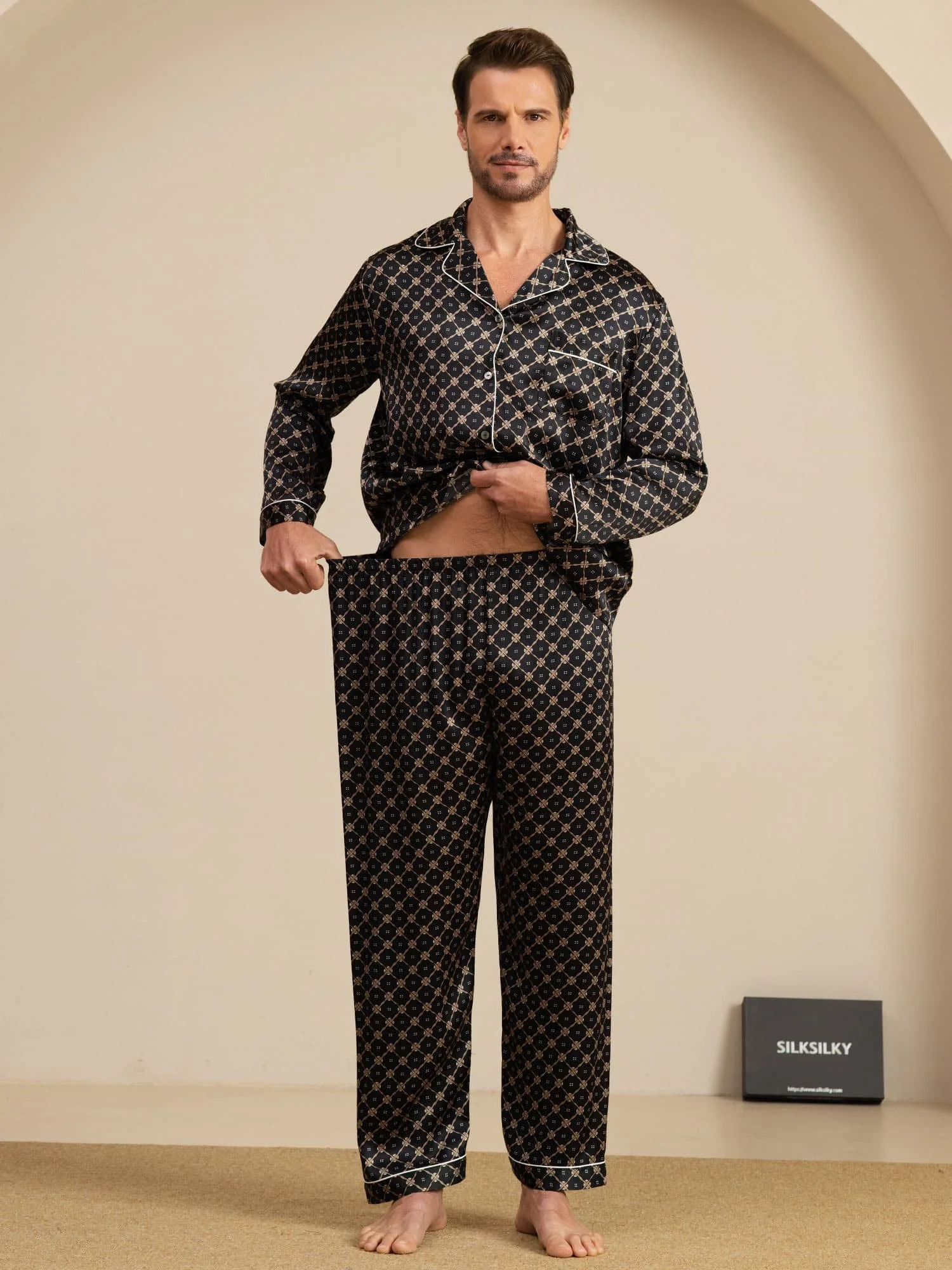 Heren Pyjama Set Van Pure Zijde Met Marineblauwe Kettingprint Lange Mouwen En Broek - Image 12