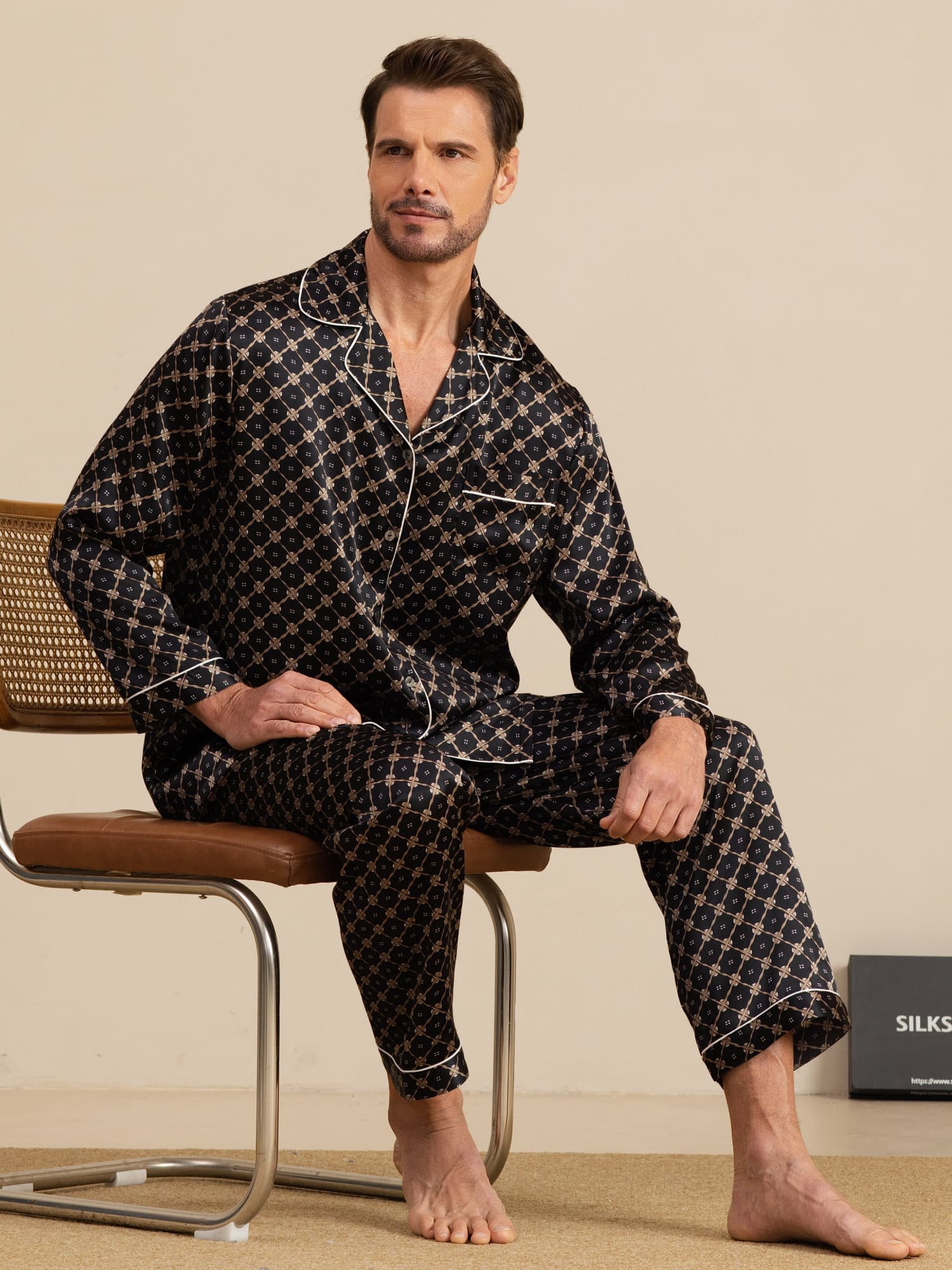 Heren Pyjama Set Van Pure Zijde Met Marineblauwe Kettingprint Lange Mouwen En Broek - Image 8