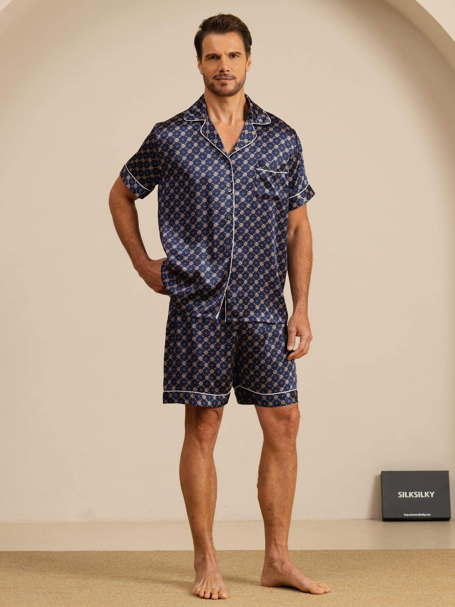 Zuivere Zijde Heren Pyjama Set Korte Mouwen Inkeping Kraag Ketting Print Met Shorts - Image 3