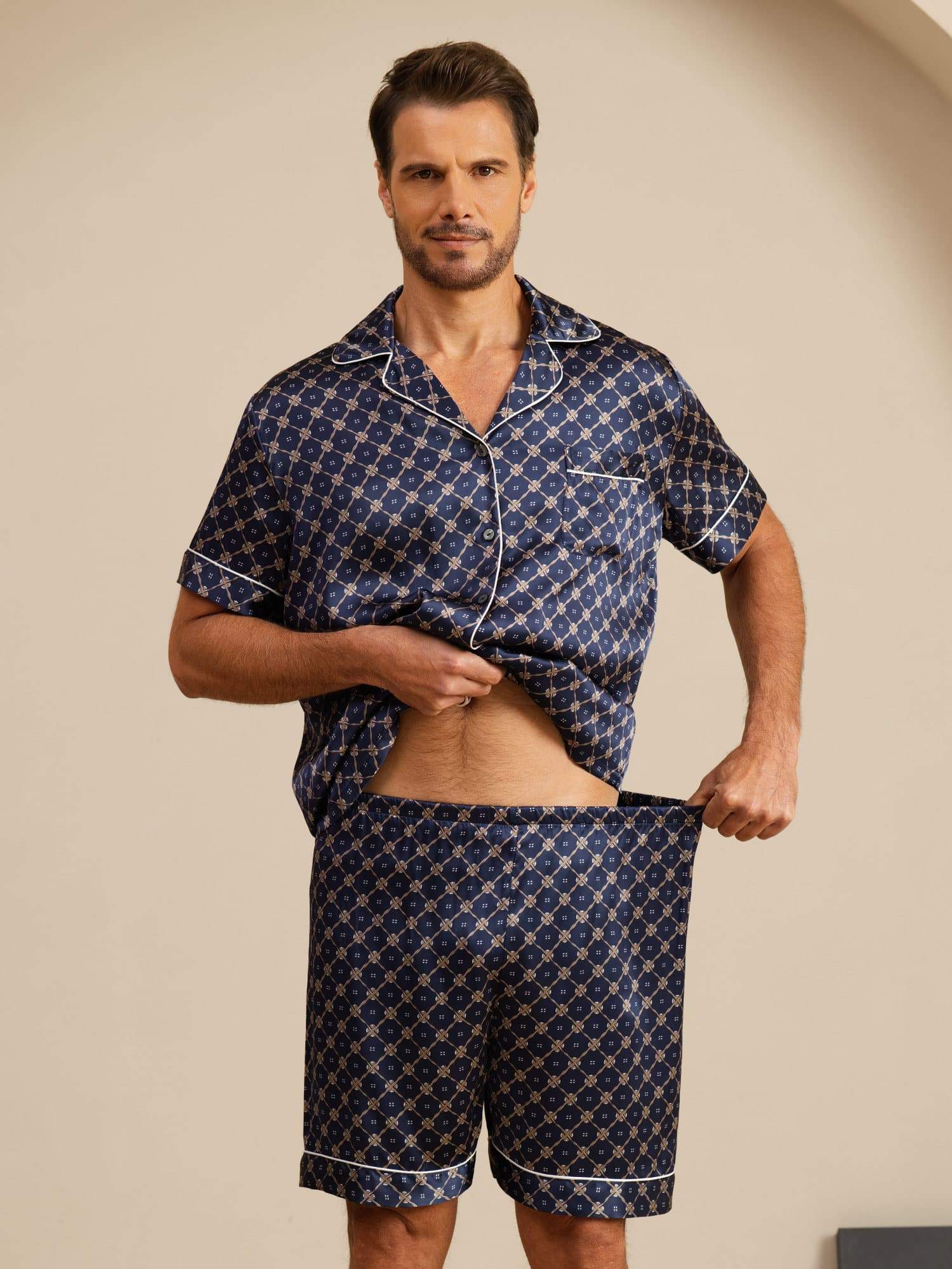 Zuivere Zijde Heren Pyjama Set Korte Mouwen Inkeping Kraag Ketting Print Met Shorts - Image 4