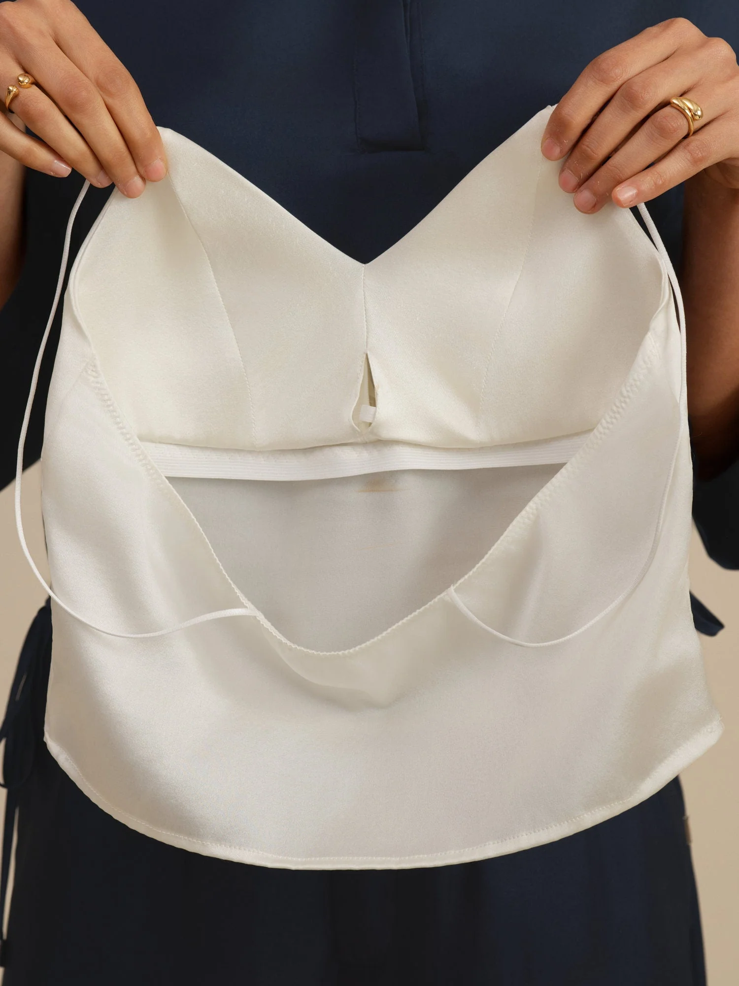 19Momme Zijde Crop Top Spaghetti Bandjes V Hals Camisole Met Ingebouwde Beha - Image 5