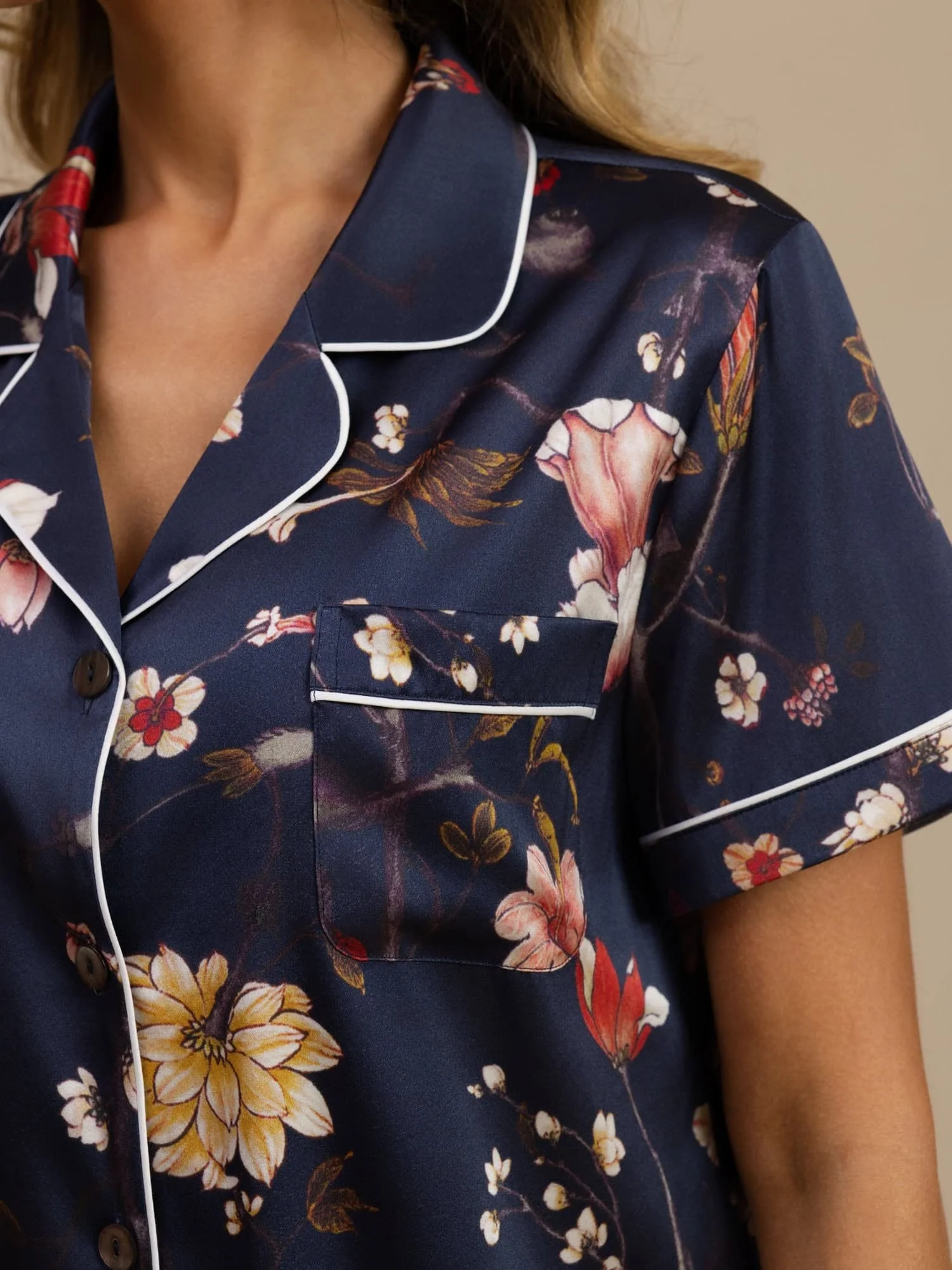 19Momme Zijden Dames Marineblauw Bloemenprint Korte Mouwen Reverskraag Knoopsluiting Pyjamaset - Image 4
