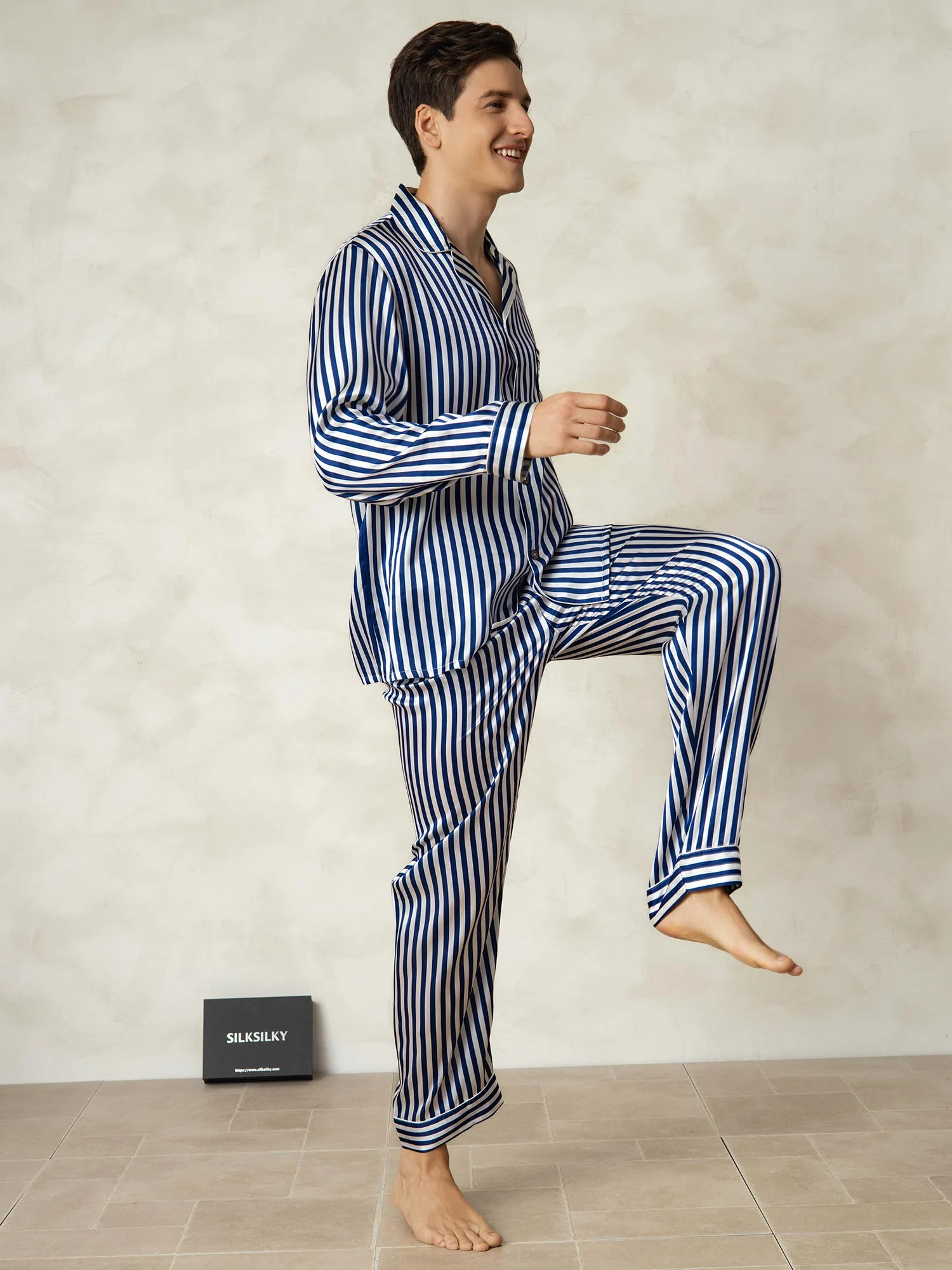 Heren Pyjama Set Van Pure Zijde Met Strepenprint Lange Mouwen En Reverskraag - Image 4