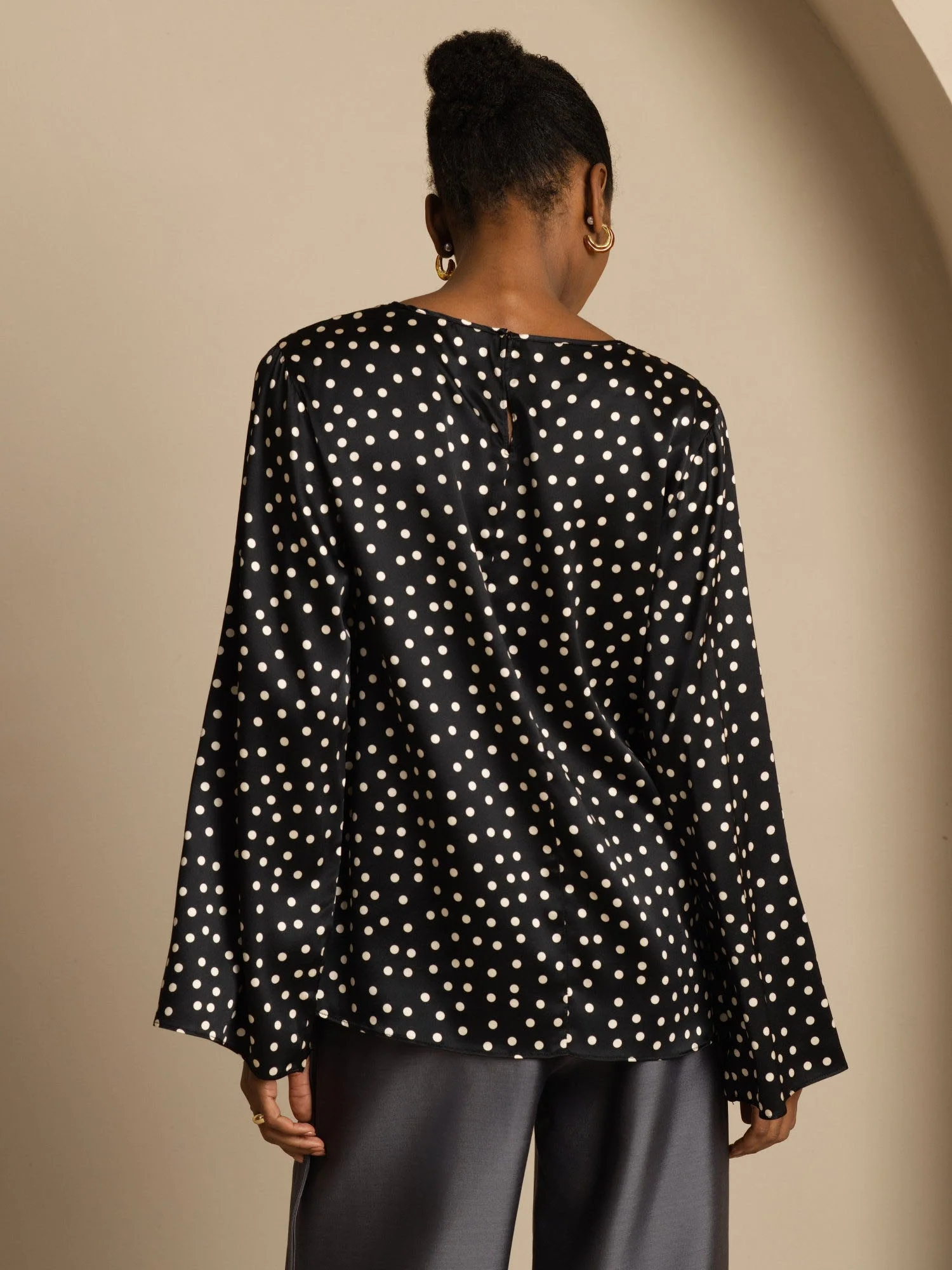19Momme Dames Zijde Polkadotprint Klokmouwen Boot Hals Top - Image 2