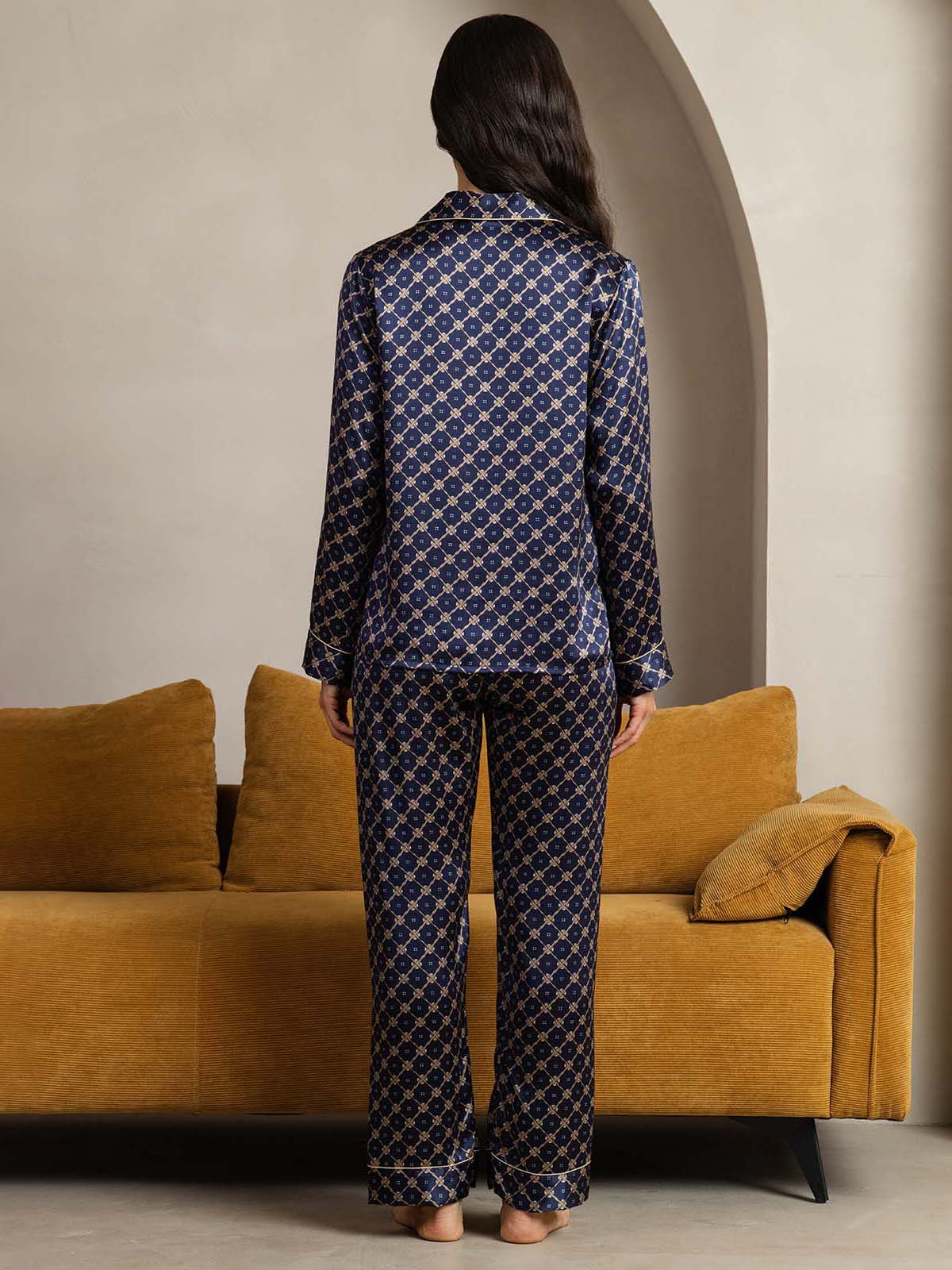 Dames Pyjamaset Van Pure Zijde Met Navy Kettingprint En Lange Mouwen Met Reverskraag - Image 3