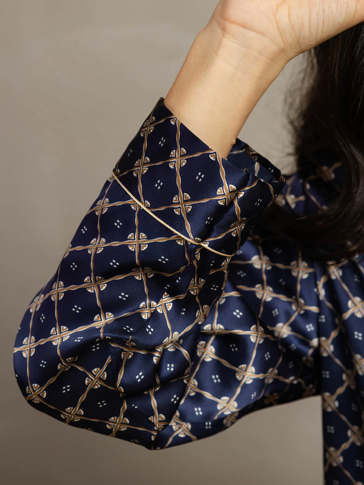 Dames Pyjamaset Van Pure Zijde Met Navy Kettingprint En Lange Mouwen Met Reverskraag - Image 7